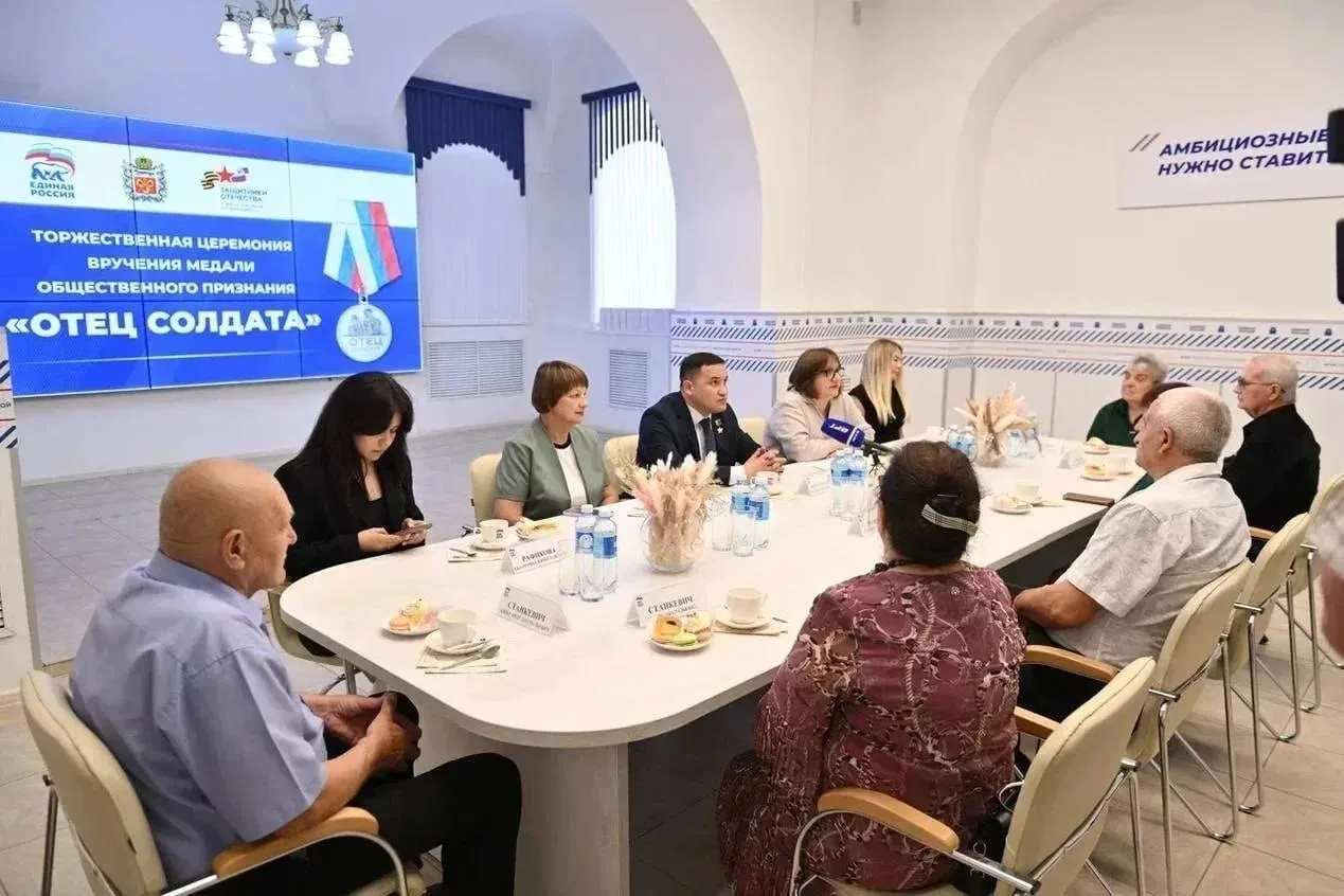 Герой России Нурсултан Муссагалеев вручил медали «Отец солдата».

🔹 Церемония награждения, посвящён