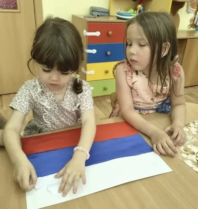 🇷🇺✨ В преддверии Дня России в дошкольных группах идёт активная подготовка к празднику!

Ребята раз
