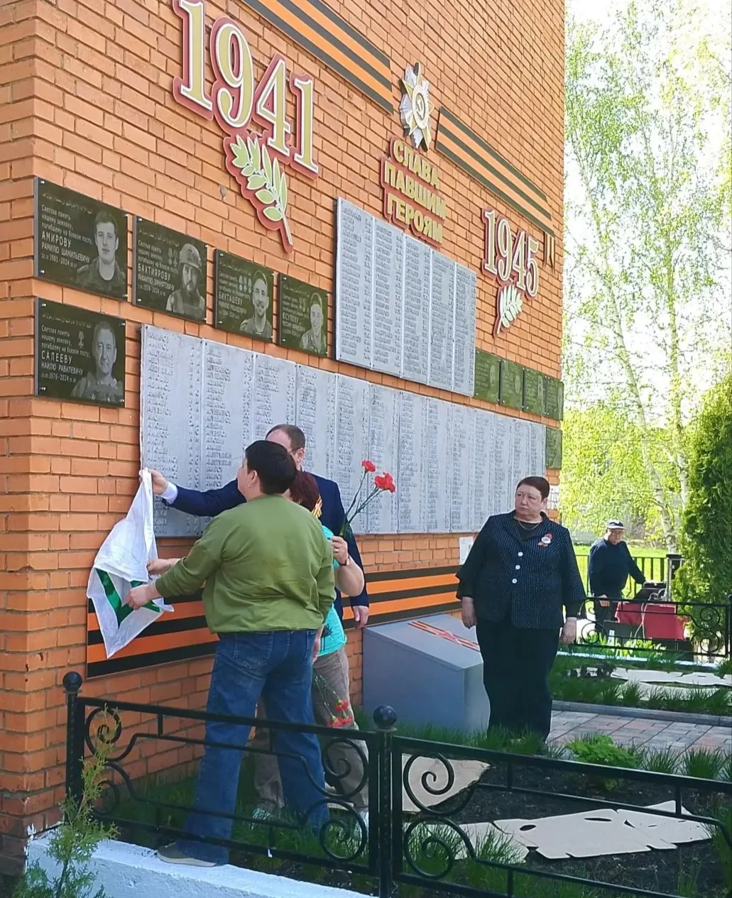 Сегодня в селе Усть-Уза состоялось торжественное открытие мемориальных плит, посвящённы...