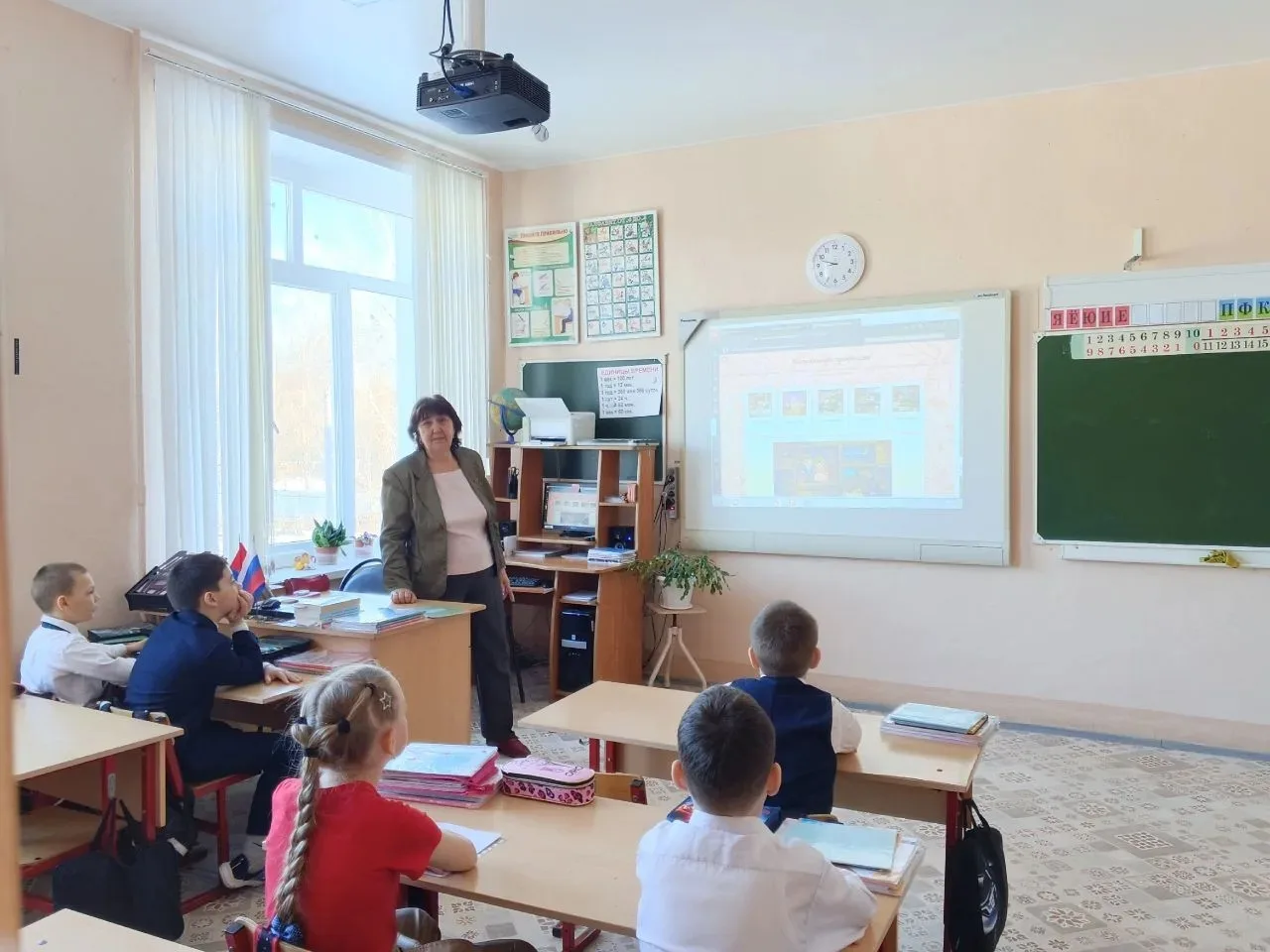 🏫 Неделя в нашей школе и её  филиалах началась с традиционной еженедельной линейки — важного и вдохн