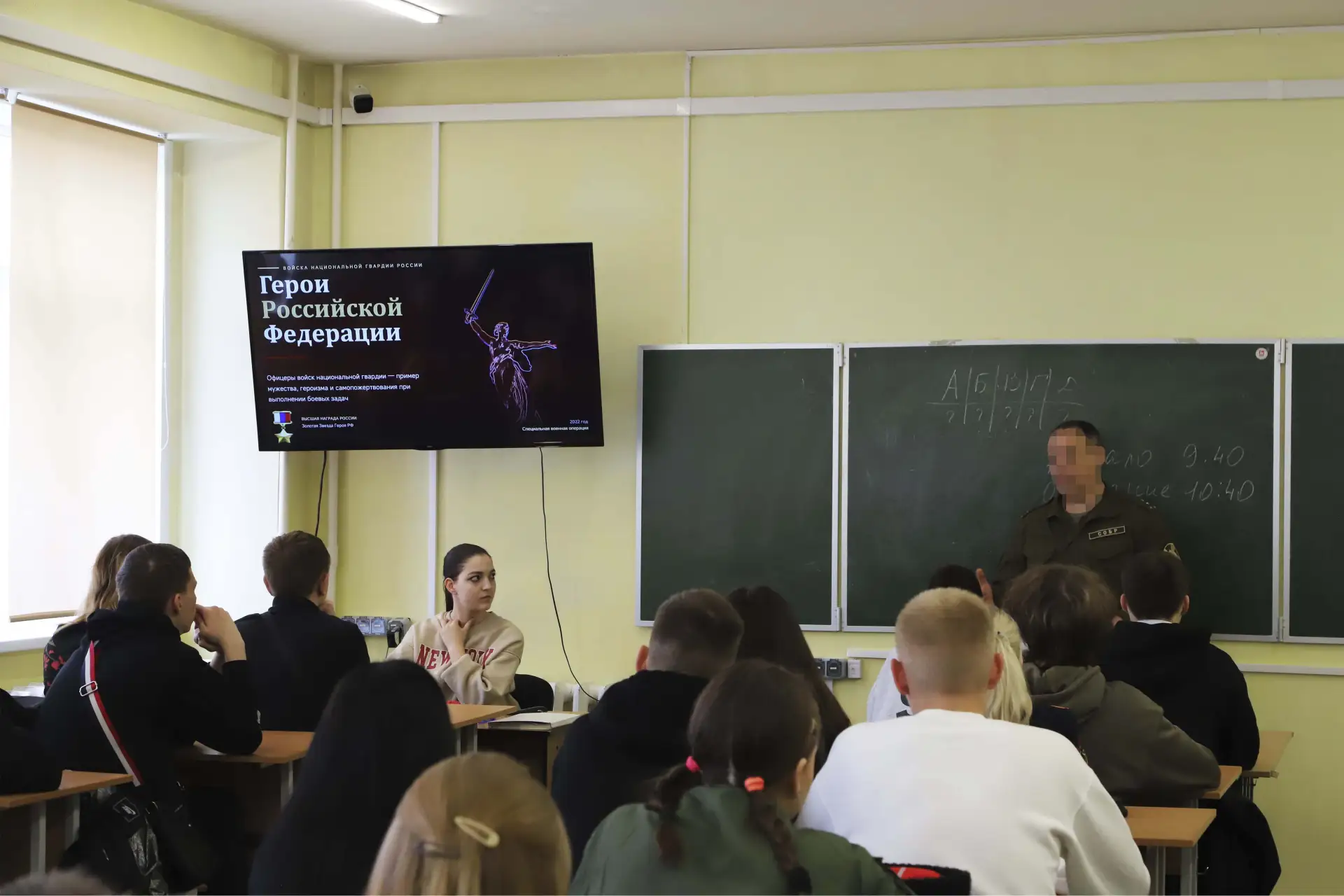 В Туле офицер Росгвардии провел урок мужества