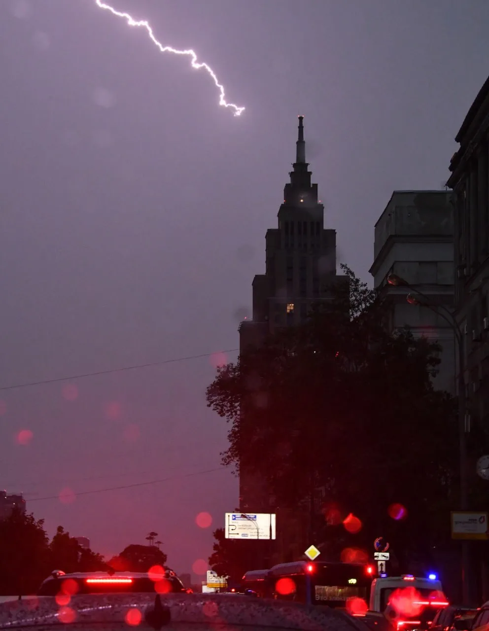 Ливень с грозой и порывами ветра до 17 м/с ожидается сегодня в Москве.