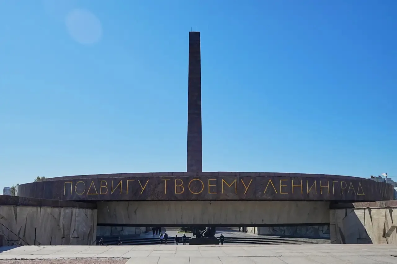 Сегодня горожане несут цветы к Монументу героическим защитникам Ленинграда и другим пам...