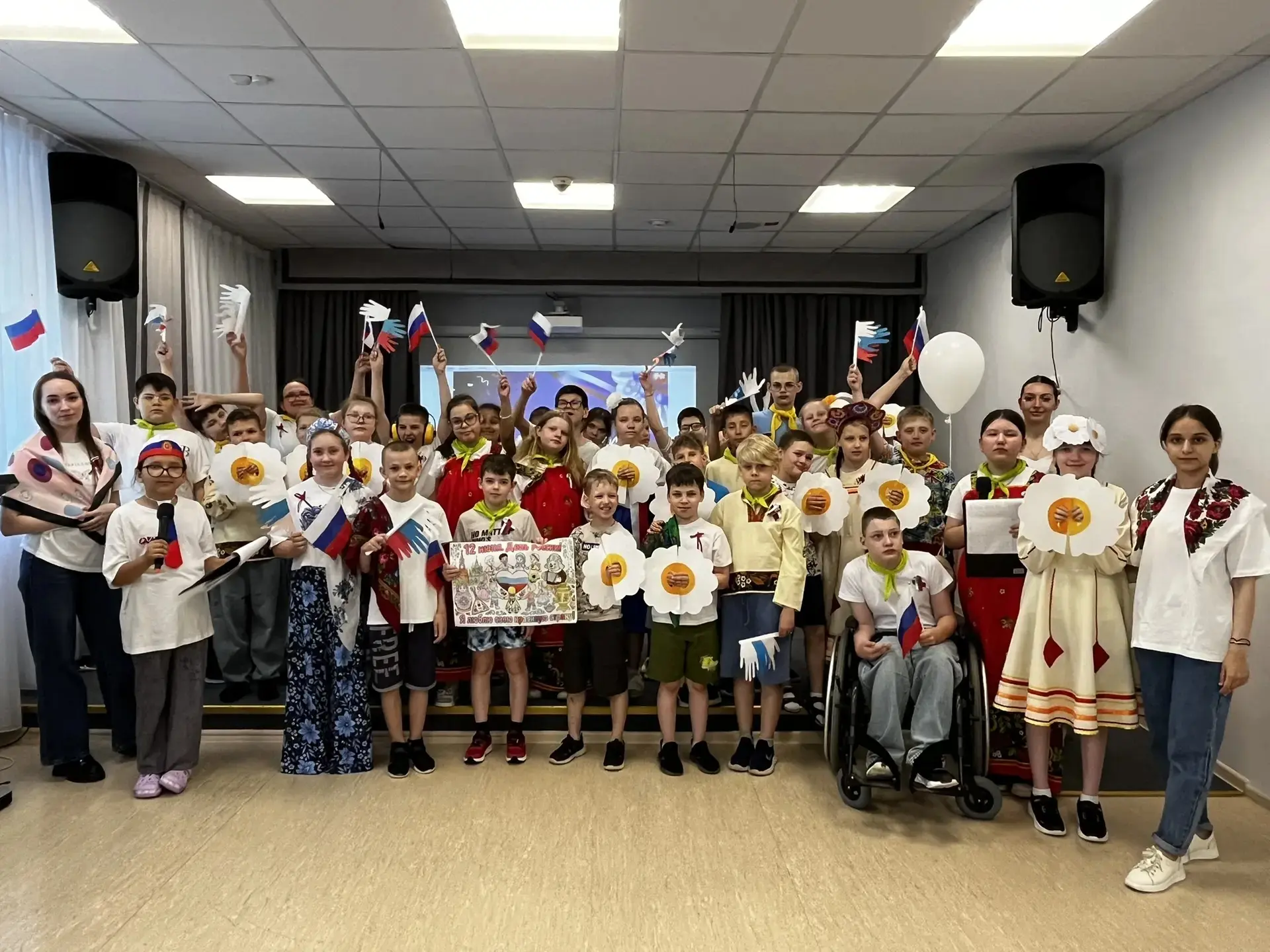ПРАЗДНУЕМ ДЕНЬ РОССИИ! 🌟

Вчера в нашем лагере прошёл яркий творческий фестиваль, посвящённый Дню Р