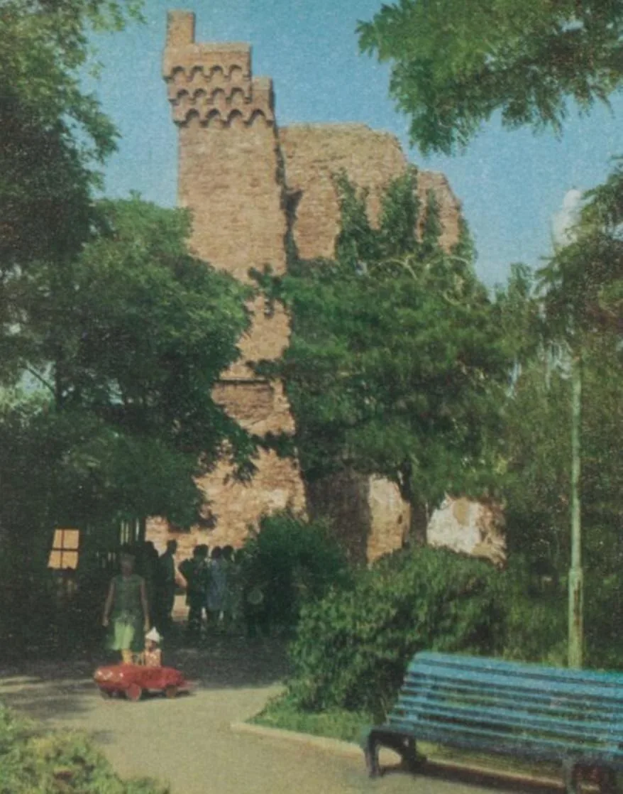 Башня Константина. 1969 год.

⏳ История Феодосии

НЕТИПИЧНАЯ ФЕОДОСИЯ