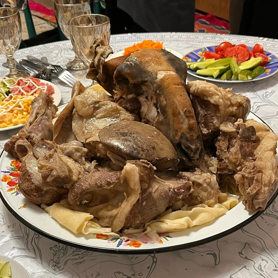 🐏 Баранья голова с бешбармаком сохранилась и до сегодняшних дней. Казахи готовят целую...
