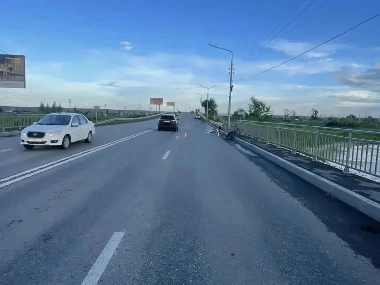 Велосипедиста занесло на мостике и он угодил под колеса Тойоты с прицепом

Смертельное ДТП произошло