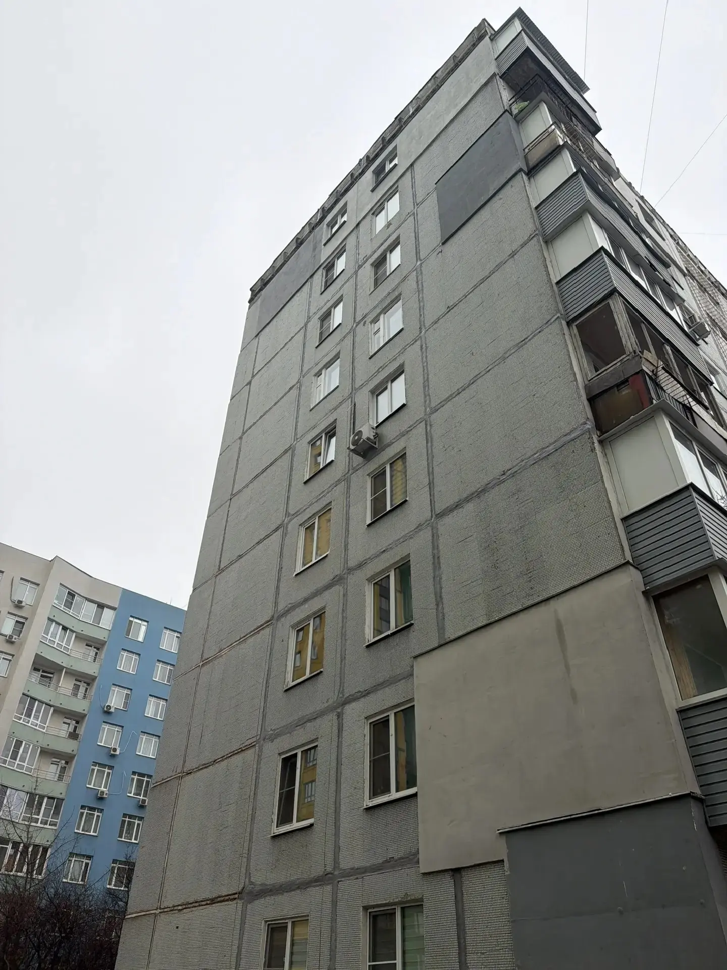 На доме по адресу : ул. Авангардная, дом 9 выполнили локальный ремонт рустов. ✅