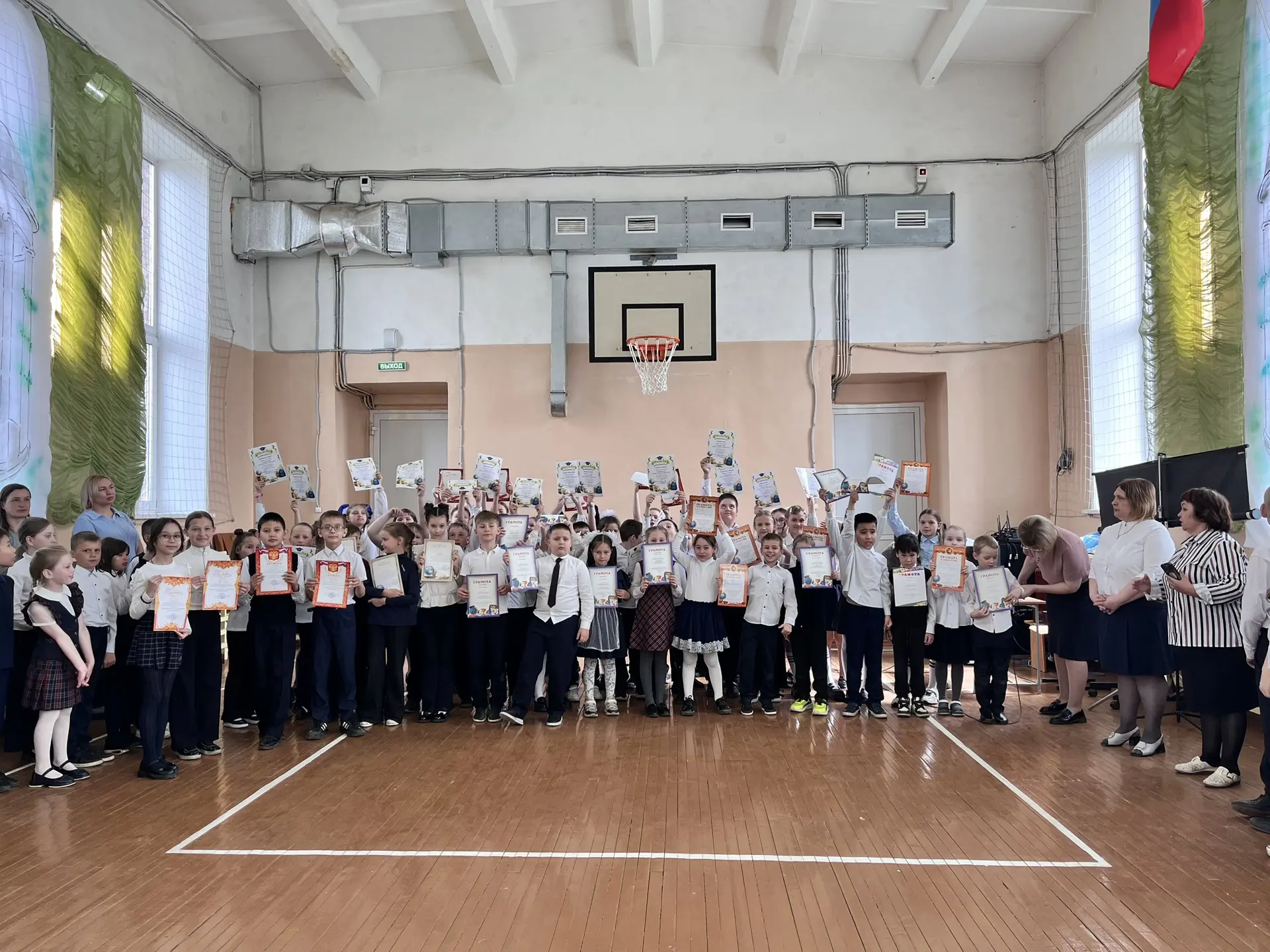 🎓✨ Учебный год позади — впереди лето! ✨🎓

Вчера прошли торжественные линейки, прозвучали последние
