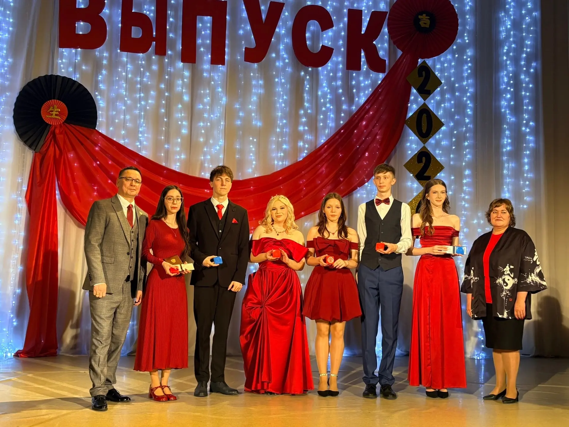🎓 Свершилось! Вручение аттестатов — 2026

Вот и прозвучал последний аккорд школьной симфонии. 14 на