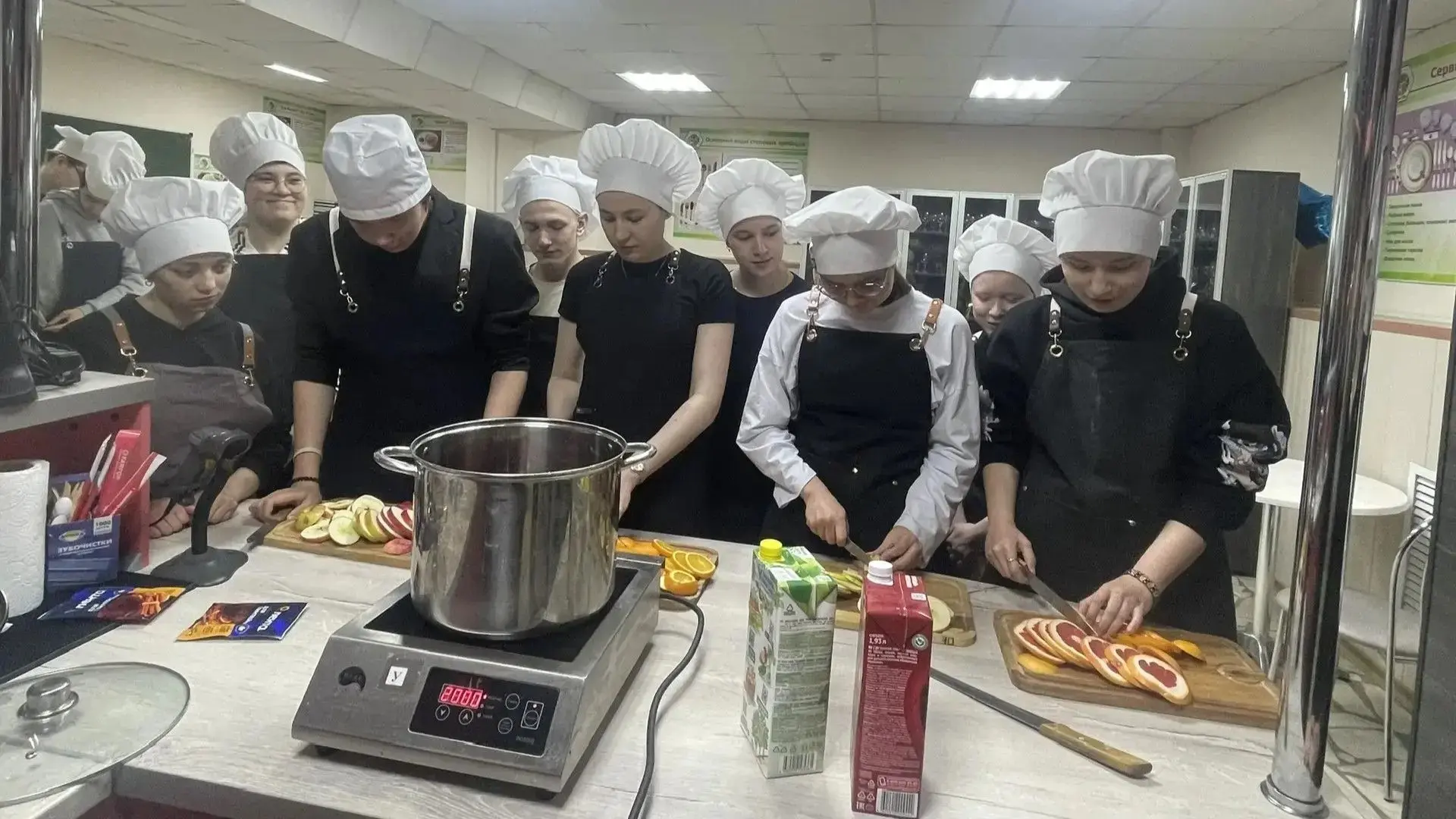 🥐🍸Студенты 1 и 2 курсов ФПТ освоили профессии «Бармен» и «Кулинар мучных изделий  Ребята обучались 