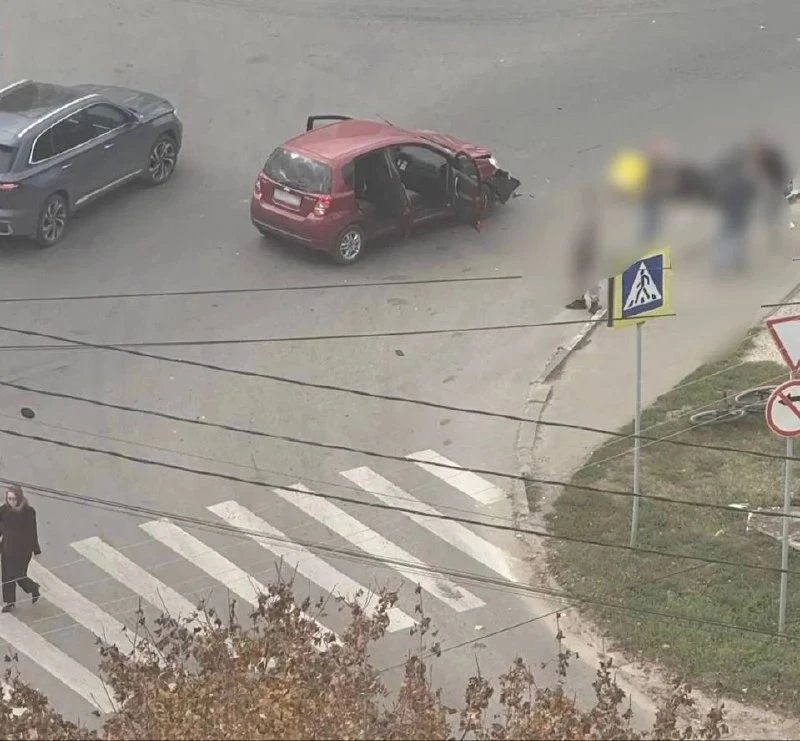 🚨 На Полесской иномарка сбила курьера на электромопеде
