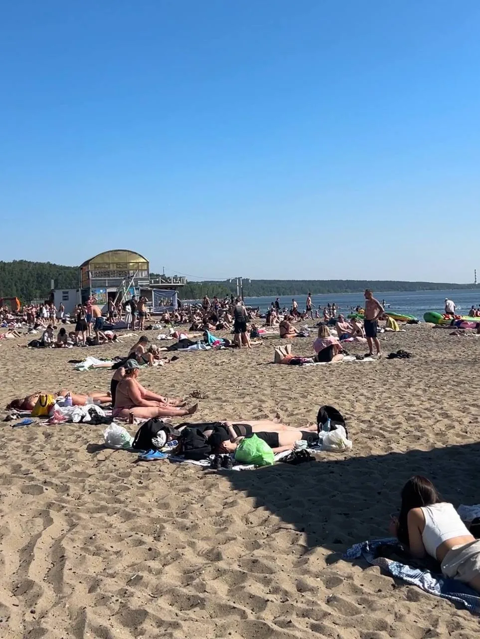 В Новосибирске жара, и люди отдыхают на Обском море.