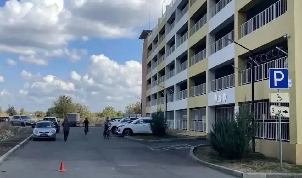 🚨 В Анапе во дворе дома на улице Мирной (33а) машина сбила ребенка на велосипеде.