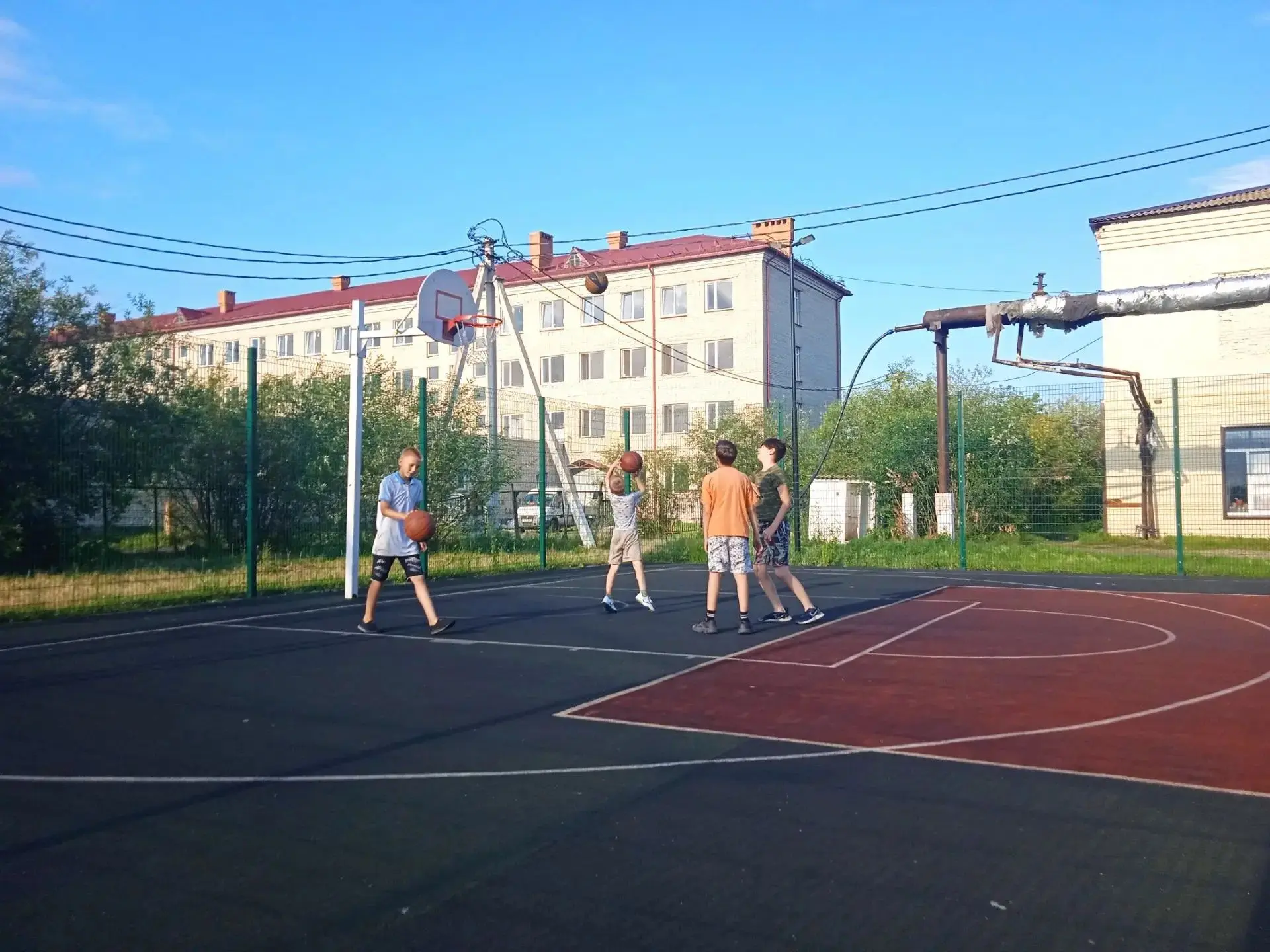 Самые активные на спортплощадке, те кто не сидит дома, несмотря на жаркую погоду и мног...