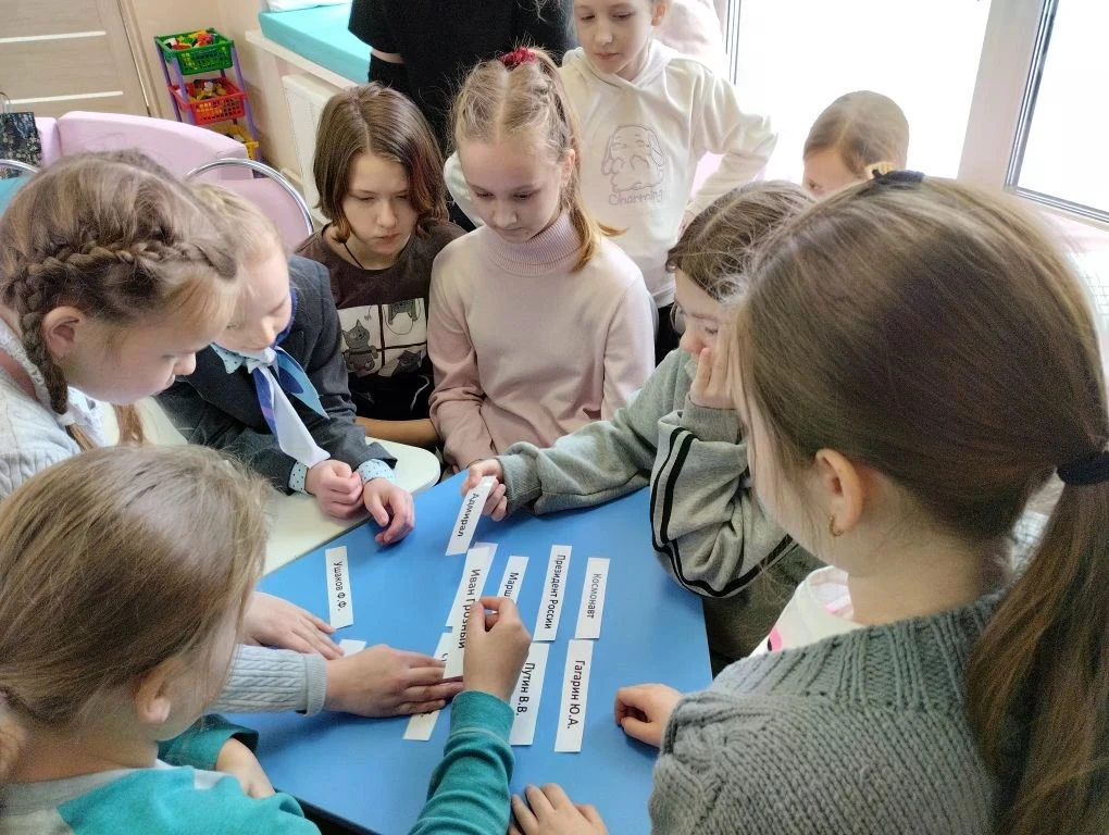 В библиотеке «БИТ» для обучающихся 4 «б» класса прошел патриотический час «Есть такая профессия – Ро