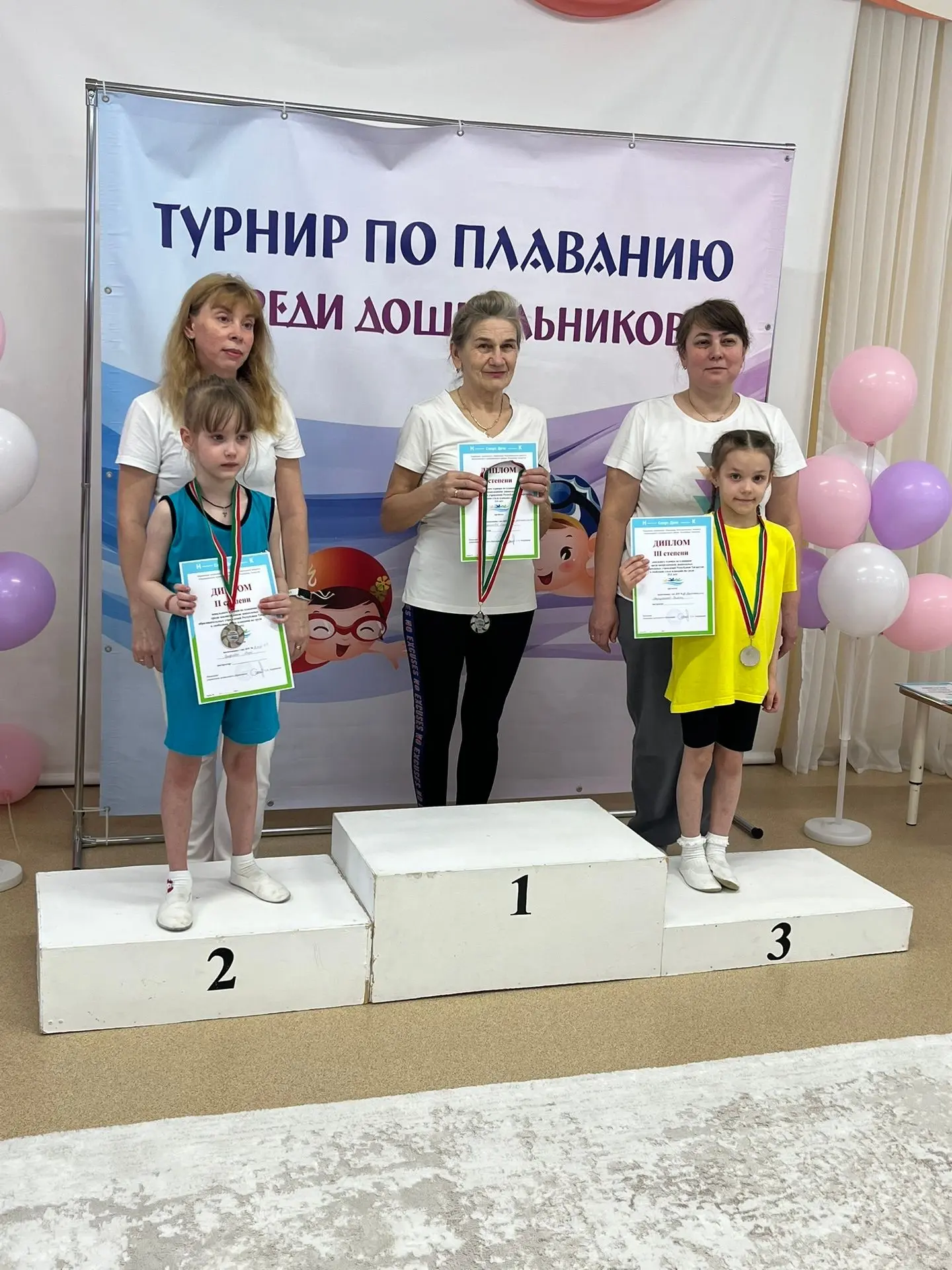 На базе ДОУ 74 прошел зональный турнир по плаванию среди дошкольников. Соревновались юные плавцы из 