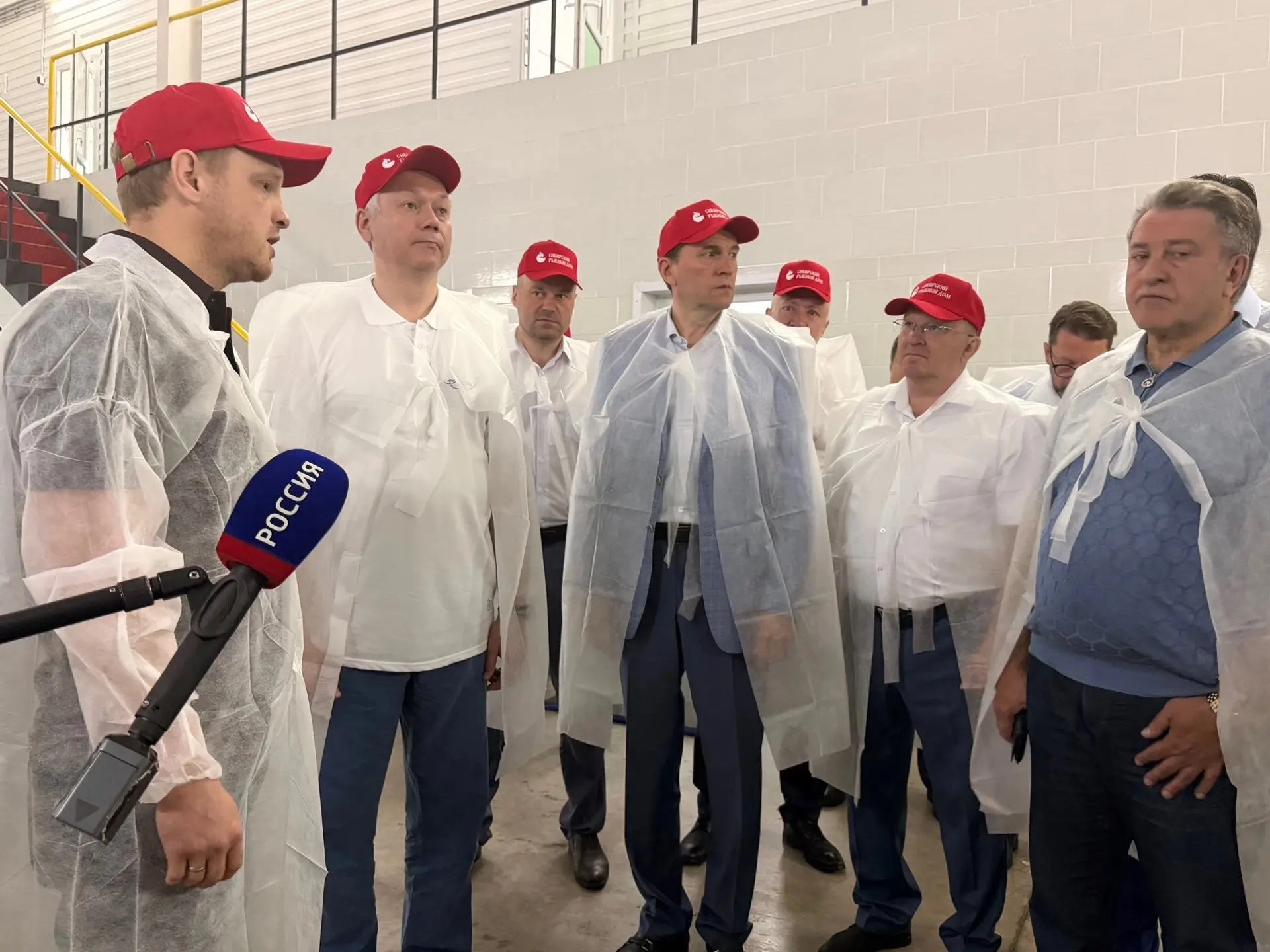 Далее делегация направилась в цех по переработке рыбы ООО «Сибирский рыбный дом». 

Компания являетс