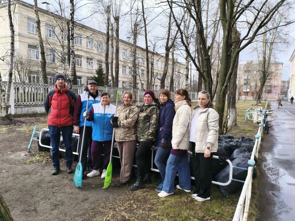 Сотрудники Управления лесничествами провели уборку территории, прилегающей к зданию,  г...