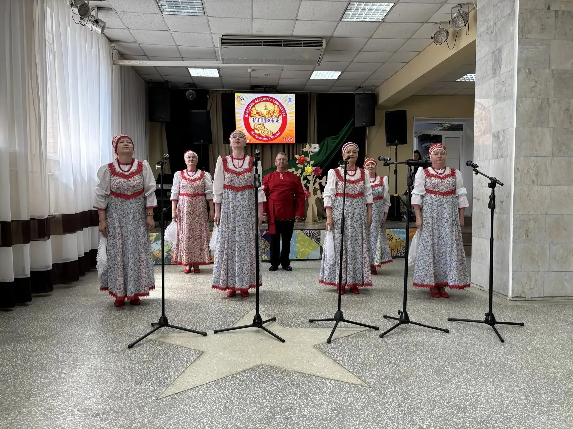 НА ПОДВОРЬЕ В НИЖНЕЙ ТАВДЕ ВЫСТУПИЛИ «РОДНЫЕ НАПЕВЫ»