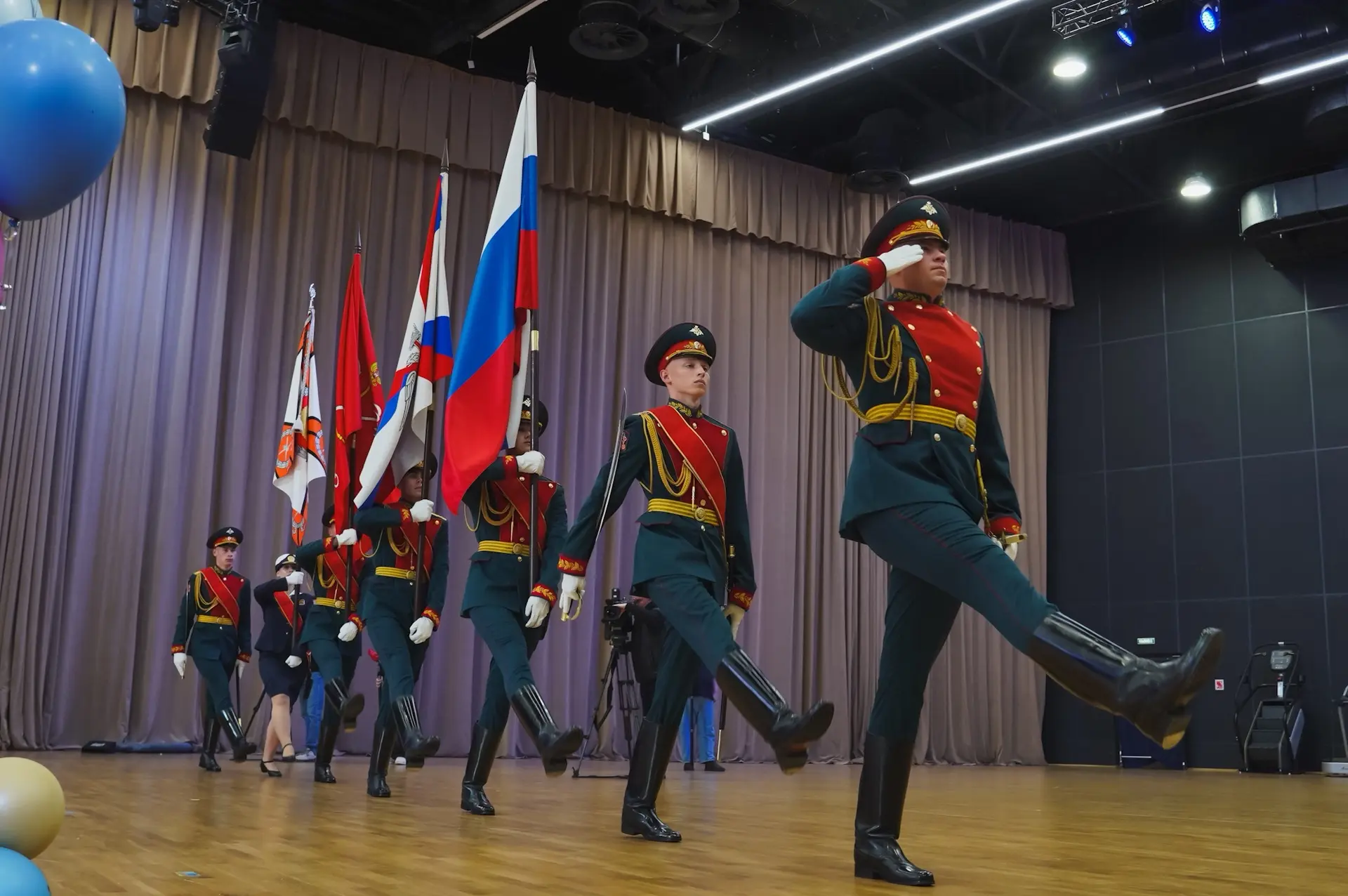 26 мая по всей стране звучат последние звонки. В 668 школах Санкт-Петербурга его услышали 29,5 тысяч