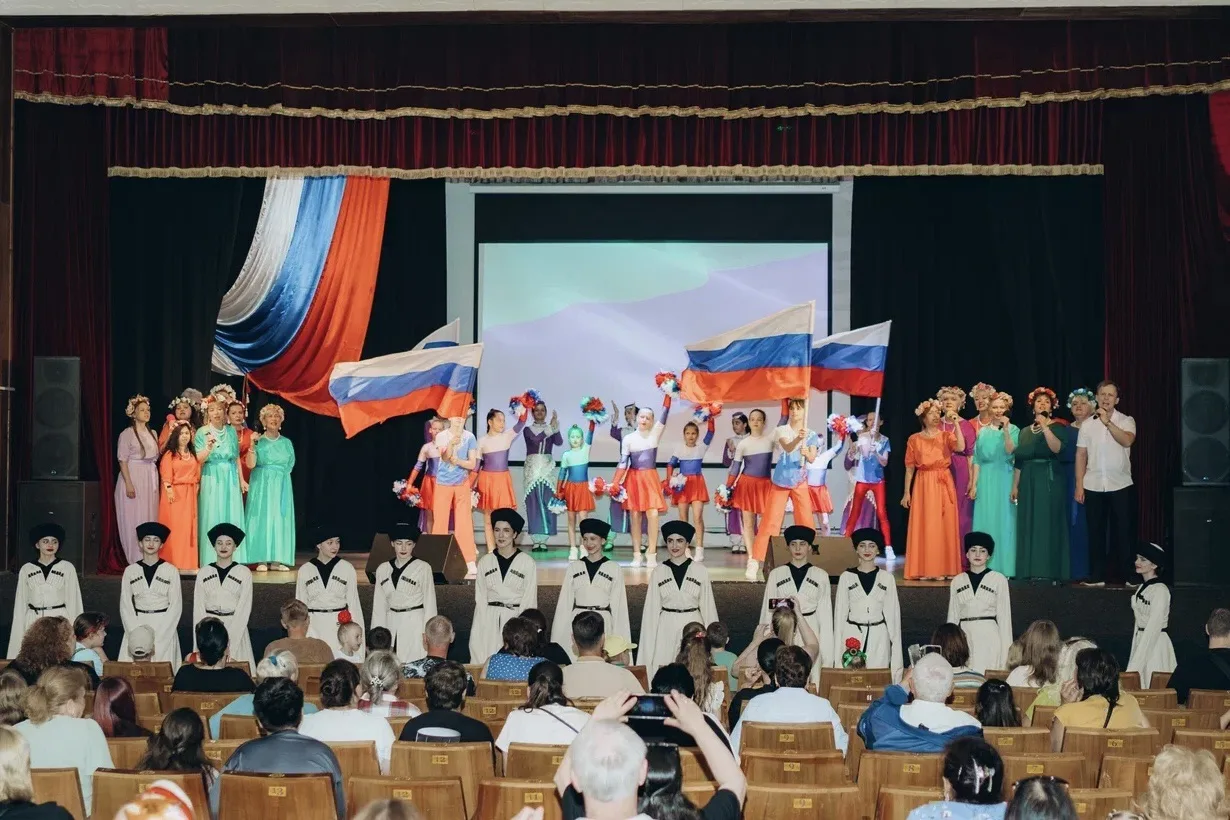 «Вместе мы — Россия!»

🇷🇺В доме культуры «Орёл-Изумруд» состоялся большой праздничный концерт, пос