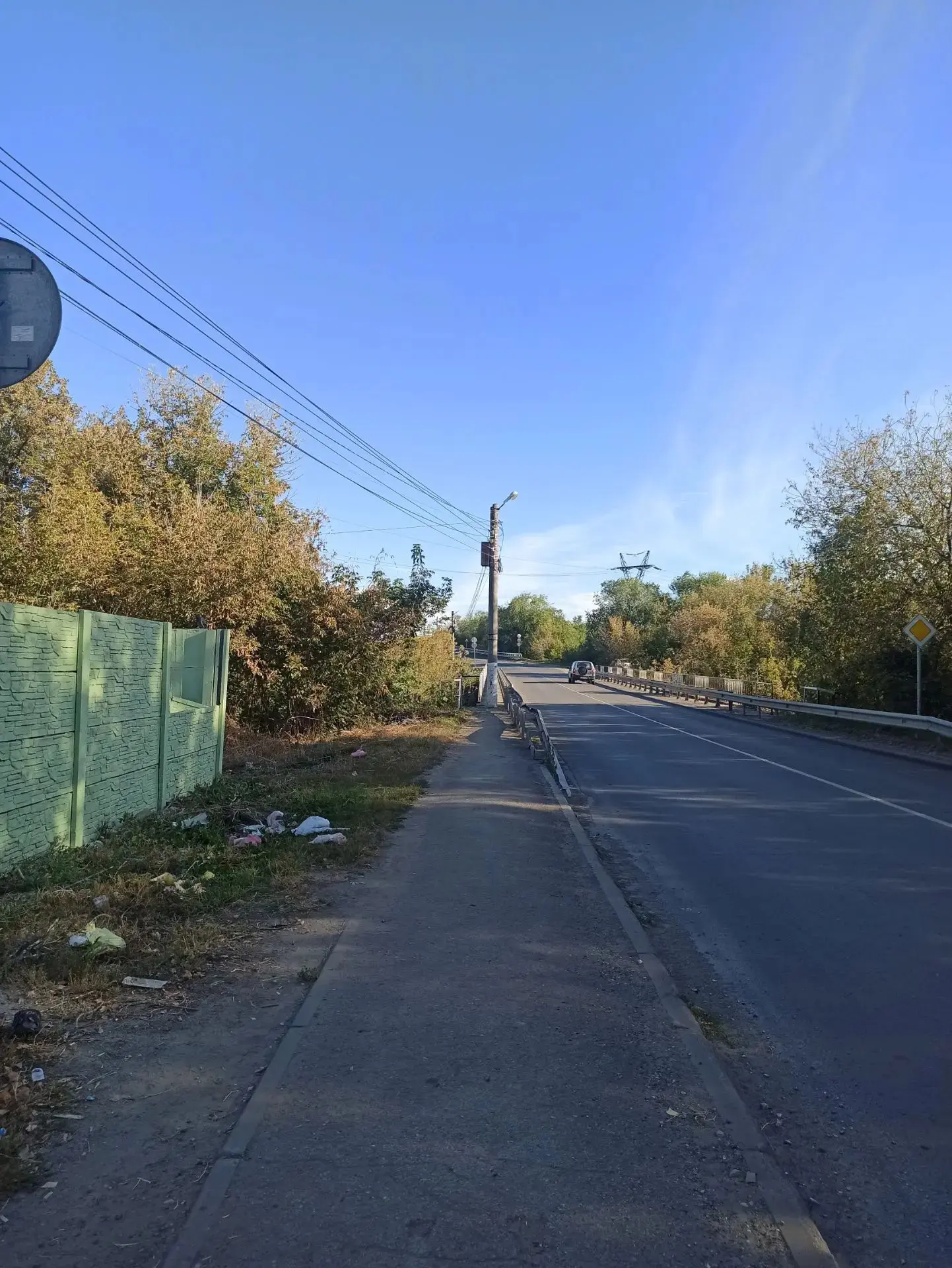 Спецучасток произвёл работы по обрезки дерева около моста по ул. Вокзальной