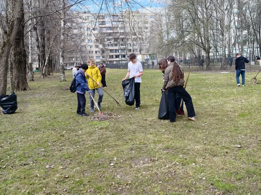 Апрель — время наводить порядок! ✨ 8В класс вместе со своим классным руководителем, Диной Вячеславов