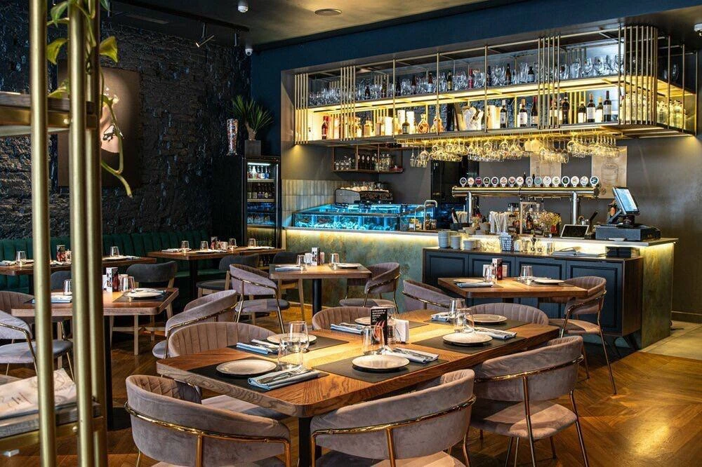 В ресторан Brasserie Lambic на Красина 7с1 открыт набор  официантов: 

Требования: 
•⁠  возраст 23+,