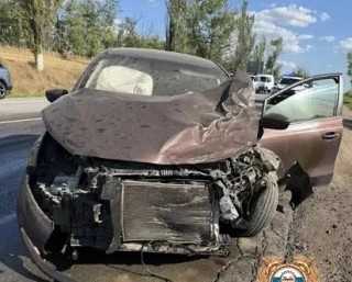 Из-за небезопасного обгона произошла авария на трассе под Таганрогом, пострадали водитель и трое пас