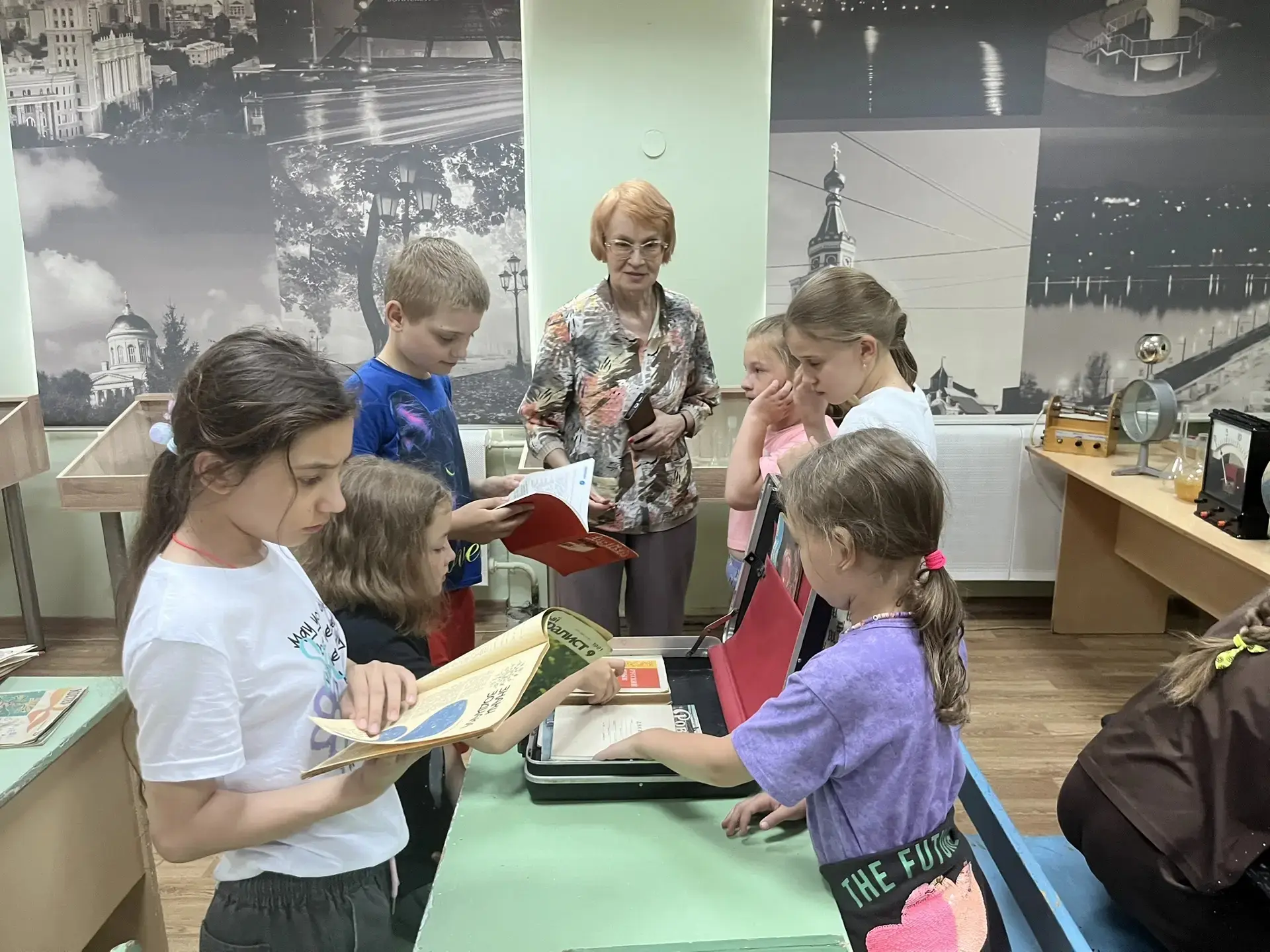 🌈 Путешествие в прошлое: воспитанники лагеря «Радуга» побывали в музее истории школы! 🌈

Сегодня р