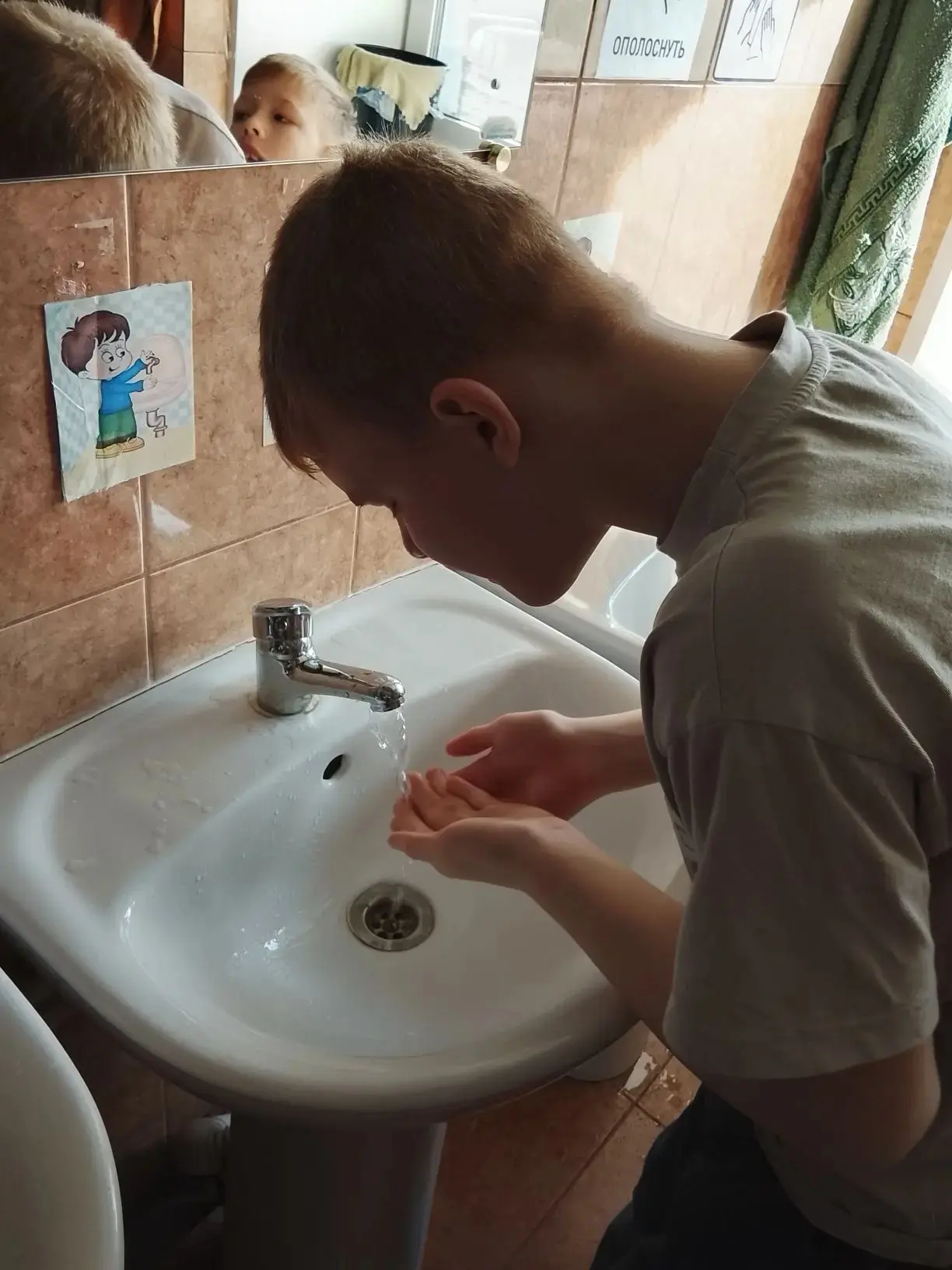 Сегодня дети младшей группы нашего социального дома на занятии «Вода-водица»💧учились п...