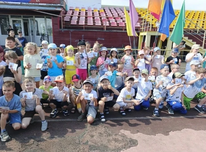 ✨✨На стадионе «Анжерский» имени Владимира  и Виталия  Раздаевых в торжественной обстановке чествовал