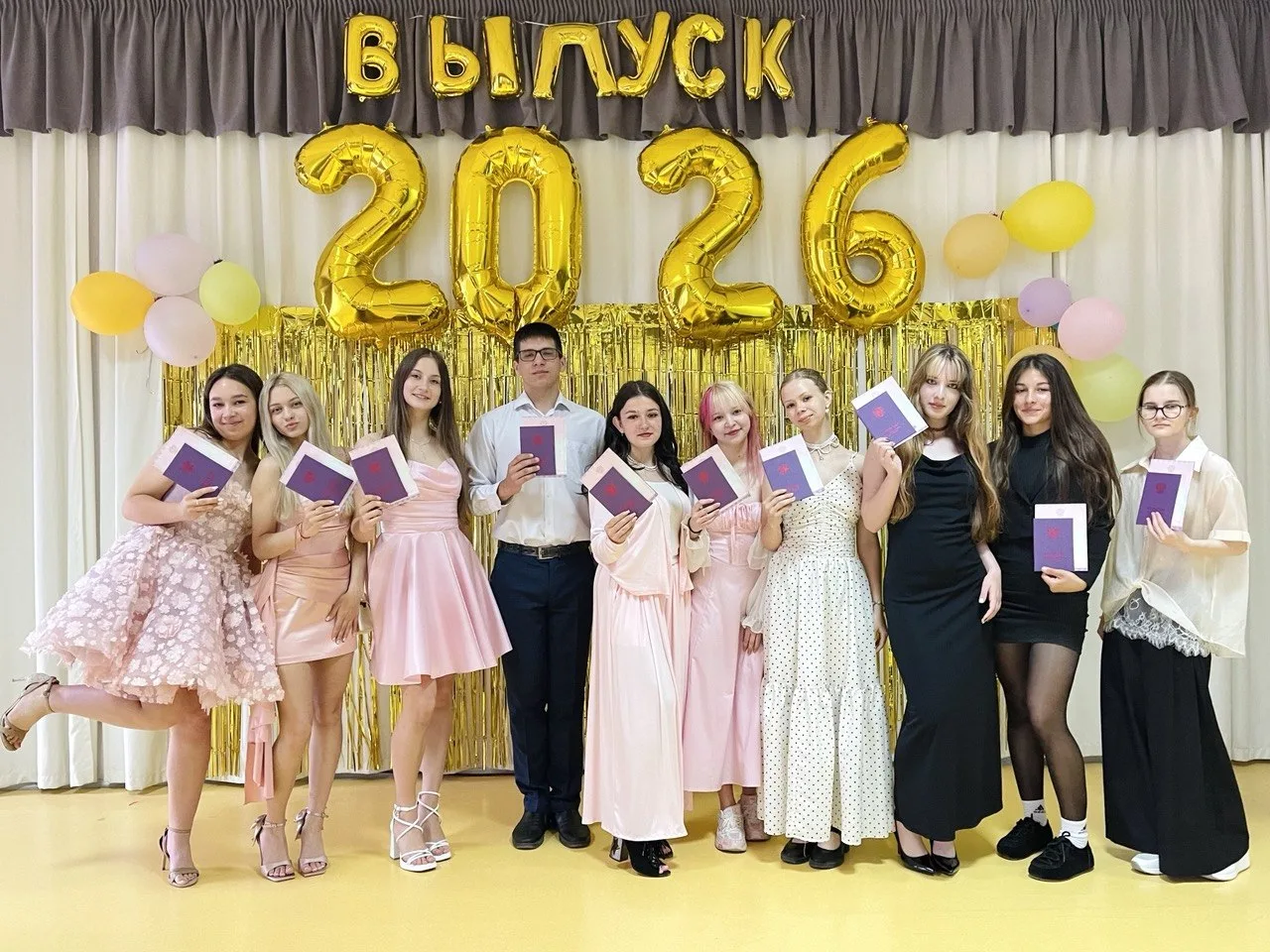 Выпускникам 9-х классов школы № 49 вручили аттестаты об основном общем образовании. 🎓

⭐️Торжествен
