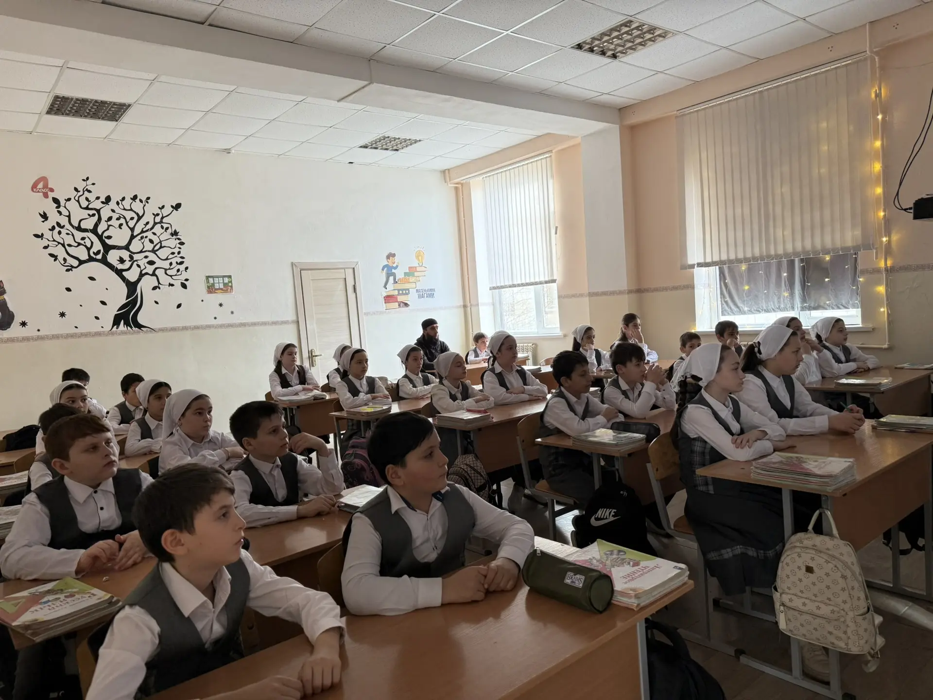 Сегодняшний понедельник в нашей школе был особенным. В рамках цикла внеурочных занятий «Разговоры о 