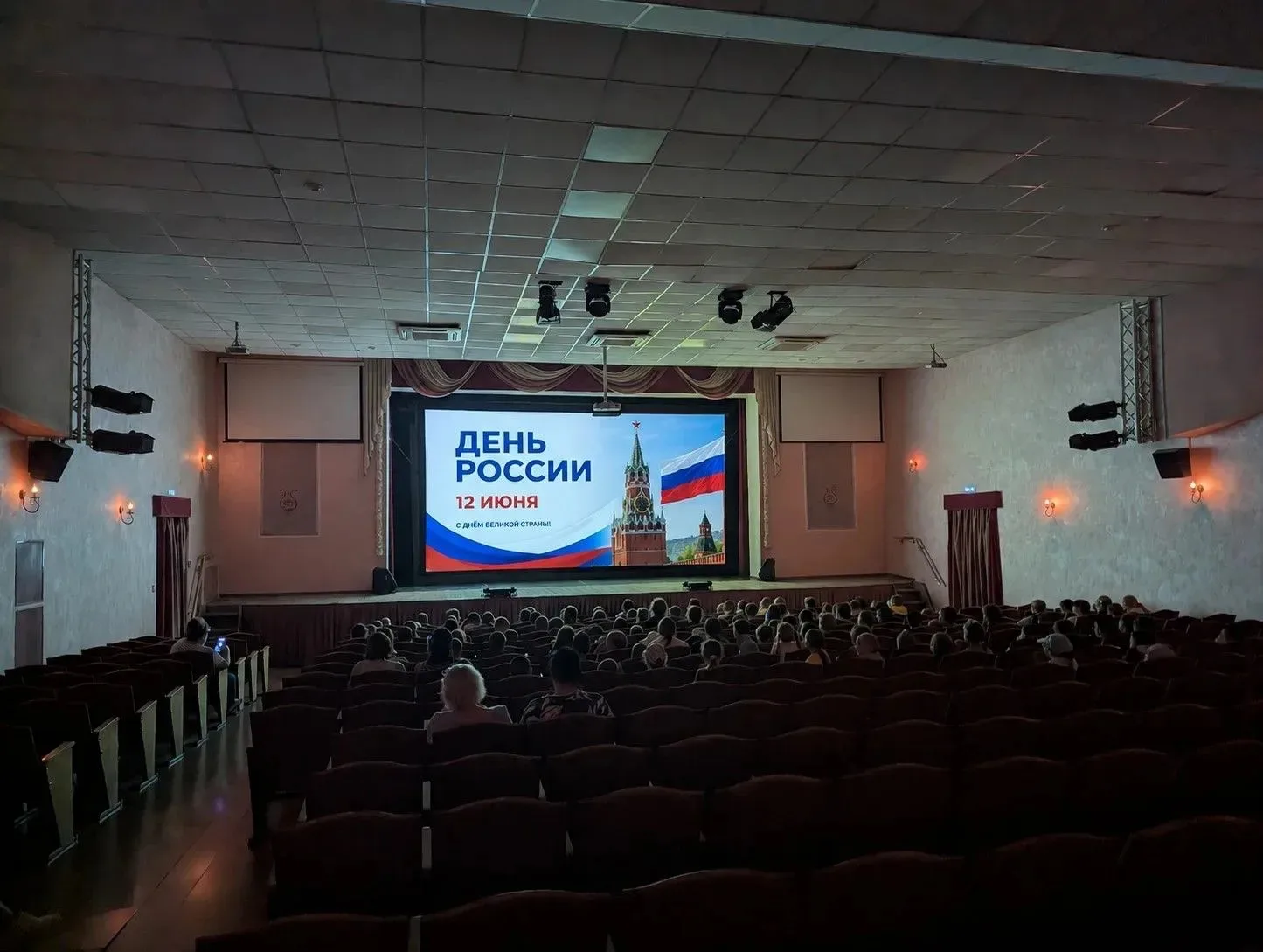 💬💖🌺 Делимся с вами школьными событиями!

🇷🇺 В преддверии Дня России у нас прошли яркие и запоми