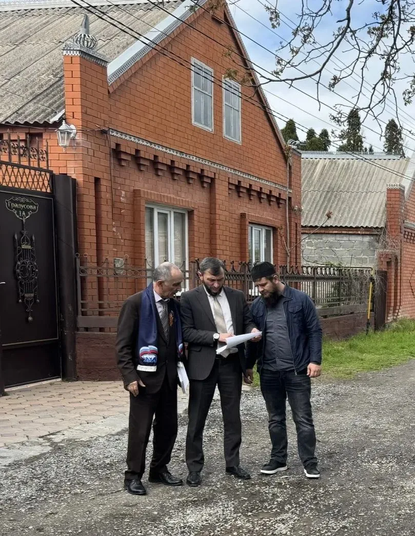 ✅Партийный десант Единой России в Карабулаке побывал на общественных территориях, котор...