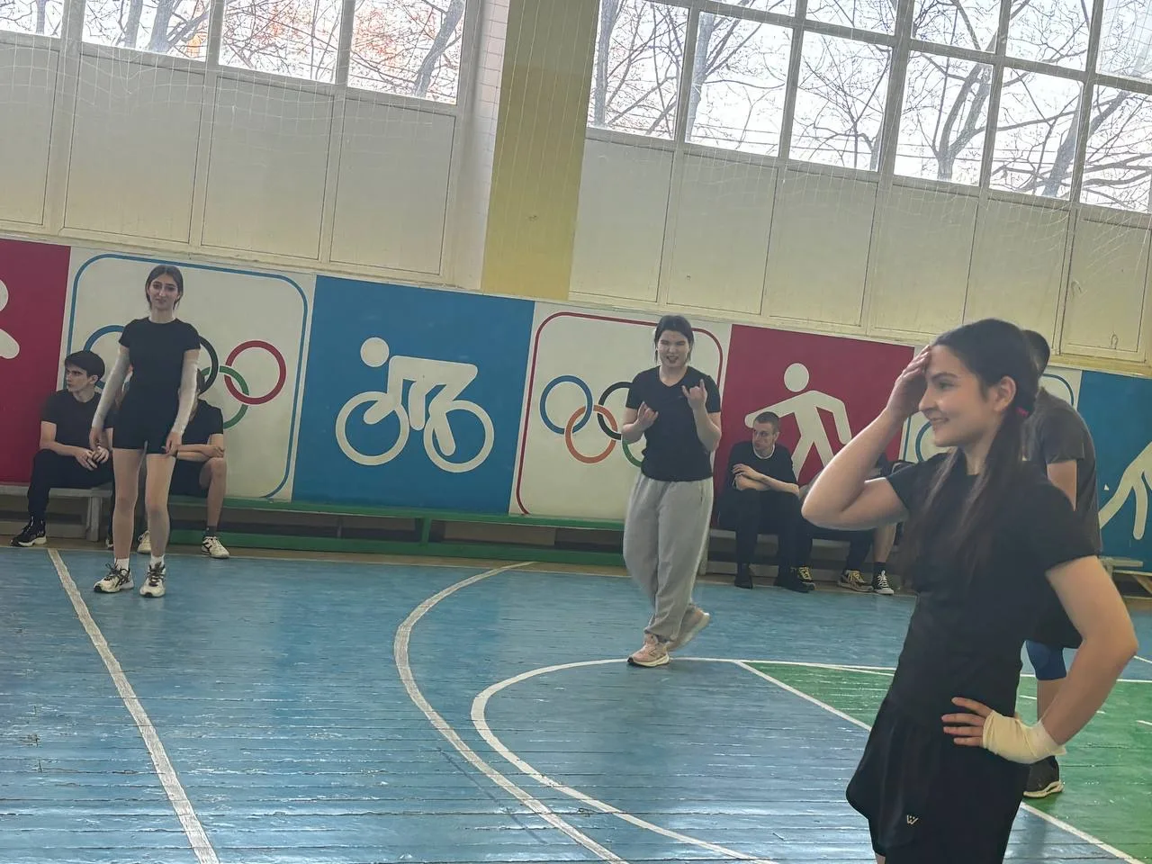 🏐 Волейбольная битва! Сегодня в нашей школе прошло захватывающее первенство по волейболу среди 8-11 