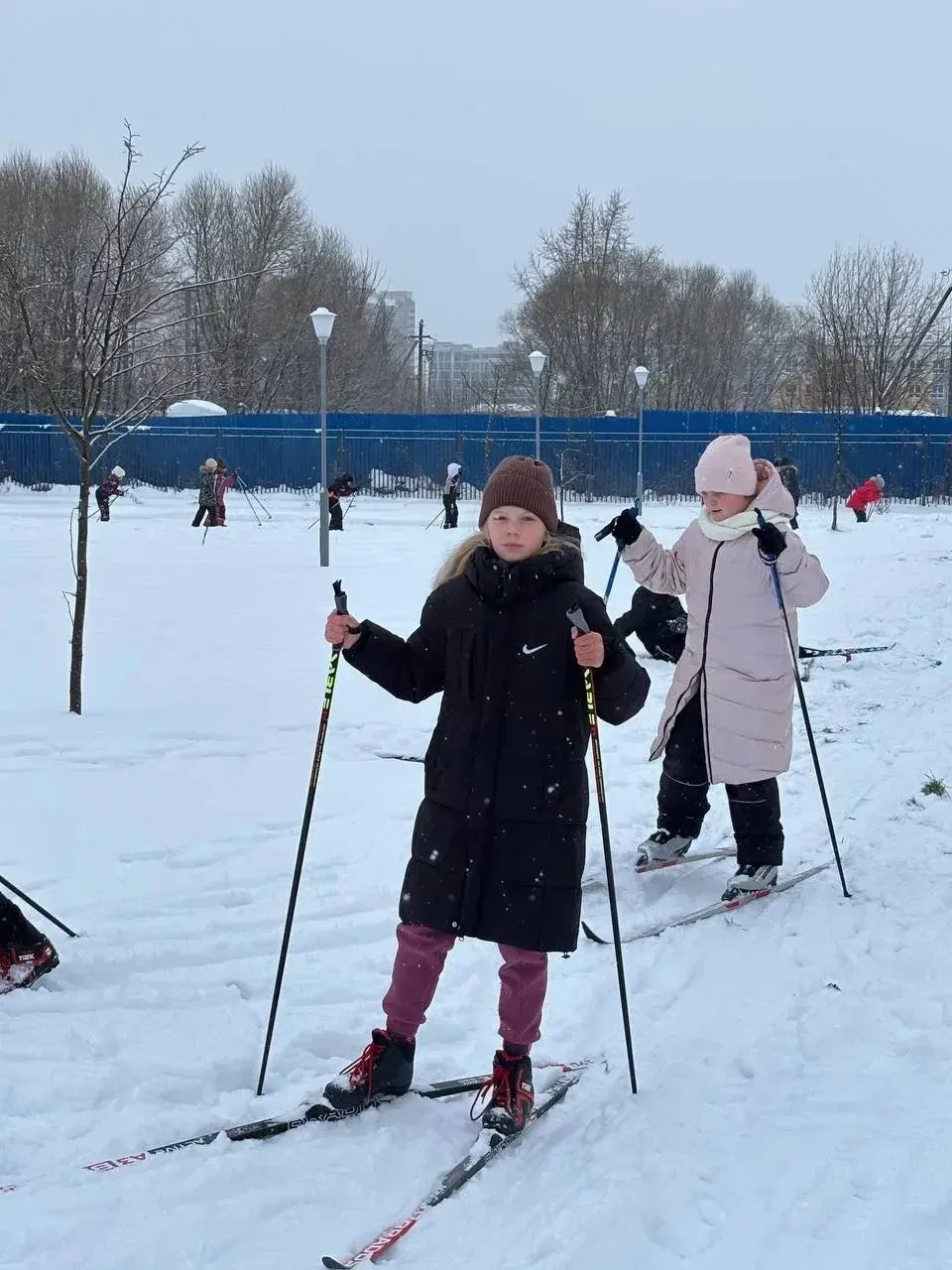 ФИЗКУЛЬТУРА НА СВЕЖЕМ ВОЗДУХЕ — ЭТО ЗАРЯД ЭНЕРГИИ И БОДРОСТИ!  ⛷️ Наши уроки физкультуры переместили