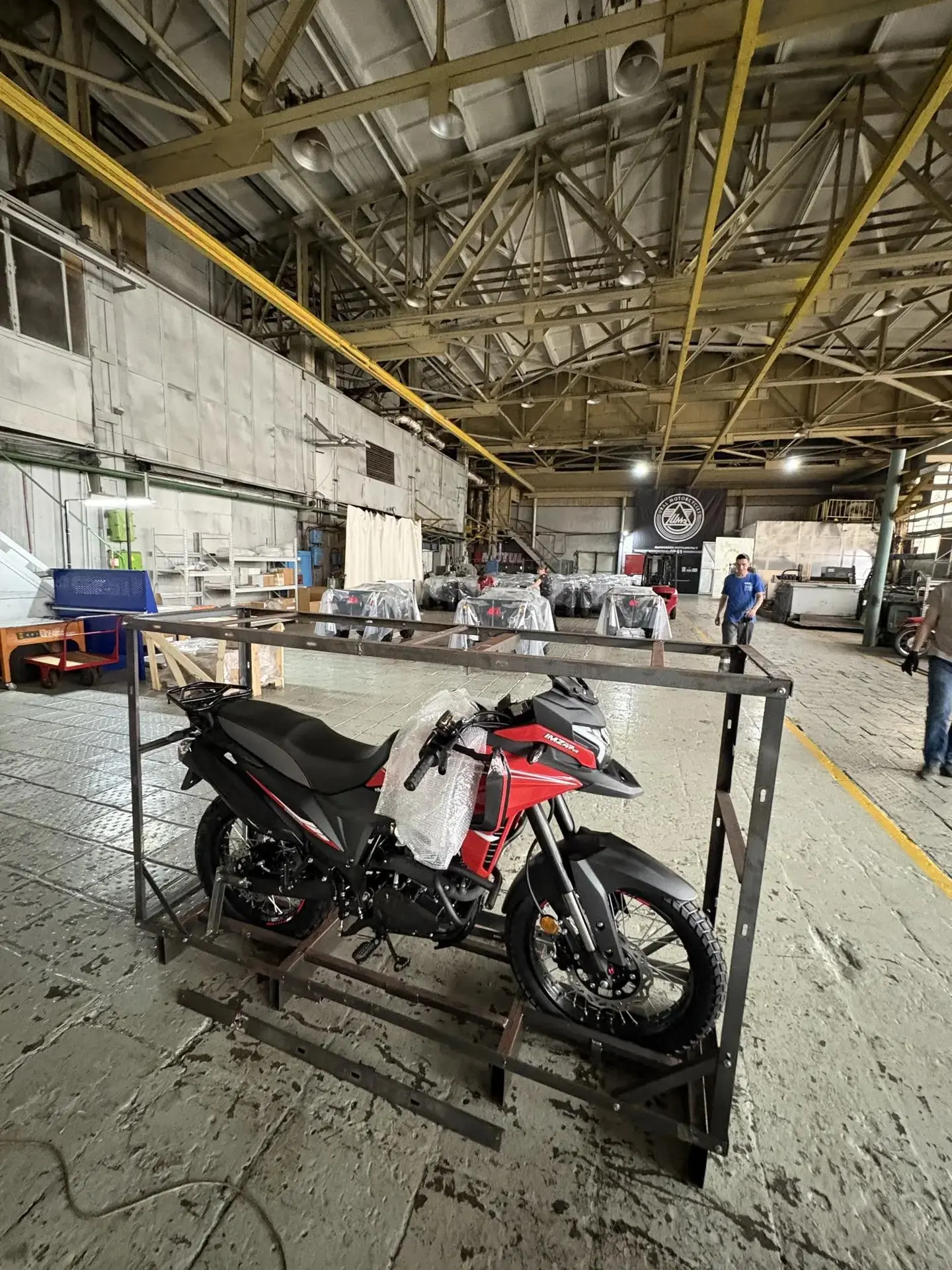 Давно не писали про IMZ XR-300, но с ним вопрос не стоит на месте.

Каждый день собираем, упаковывае