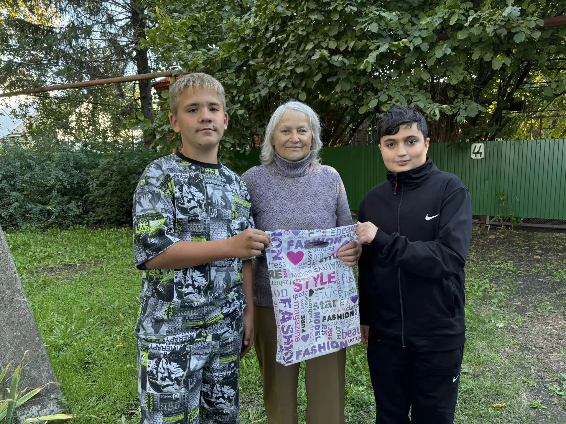 Учащиеся 6б поздравили ветерана Бернард О.В.