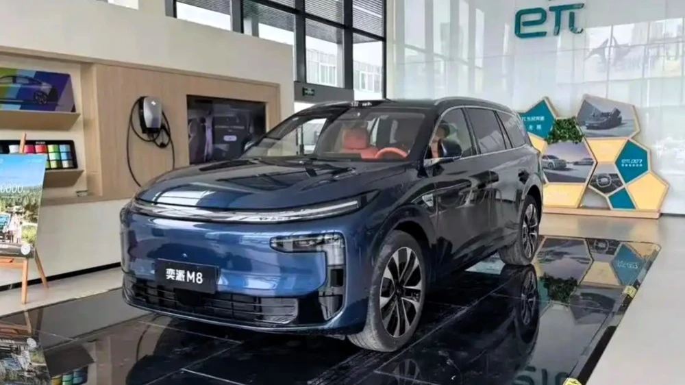 Компания Dongfeng готовит к премьере новый трехрядный кроссовер Yipai M8