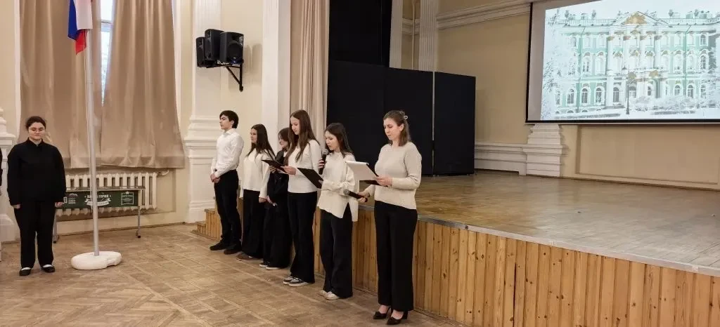 Понедельник начинаем правильно! 🇷🇺  Утро в нашей школе началось с важного события. На торжественной 