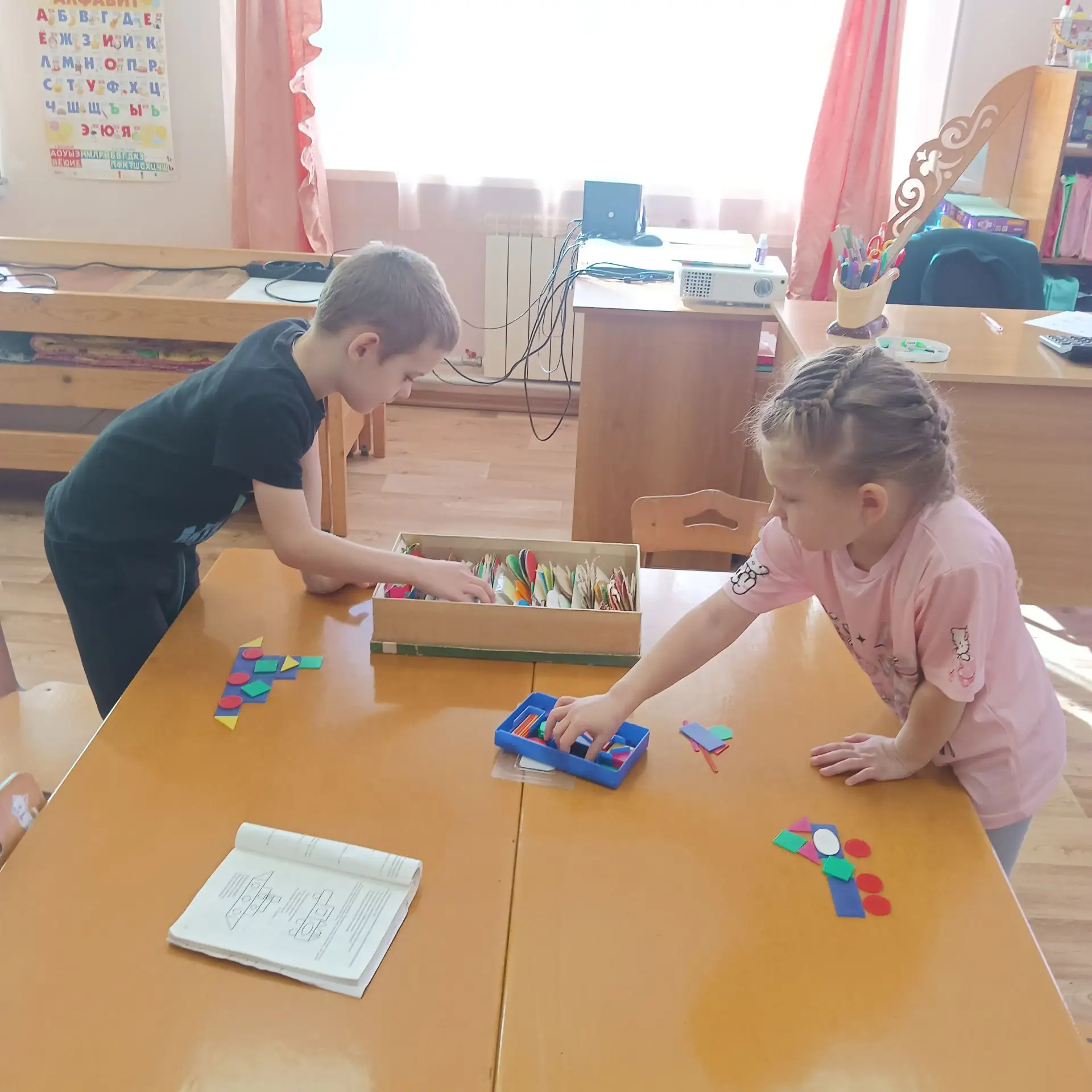 Закрепили знания о геометрических фигурах.