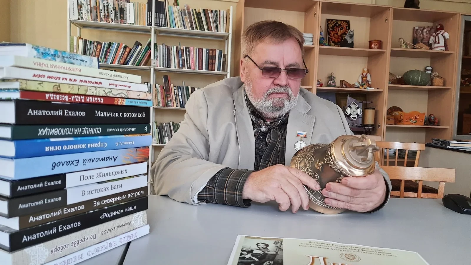Ночь. В дырочку на заборе глядят во двор волки, прибежавшие через реку из парка Мира.
Ох, уж эти дыр