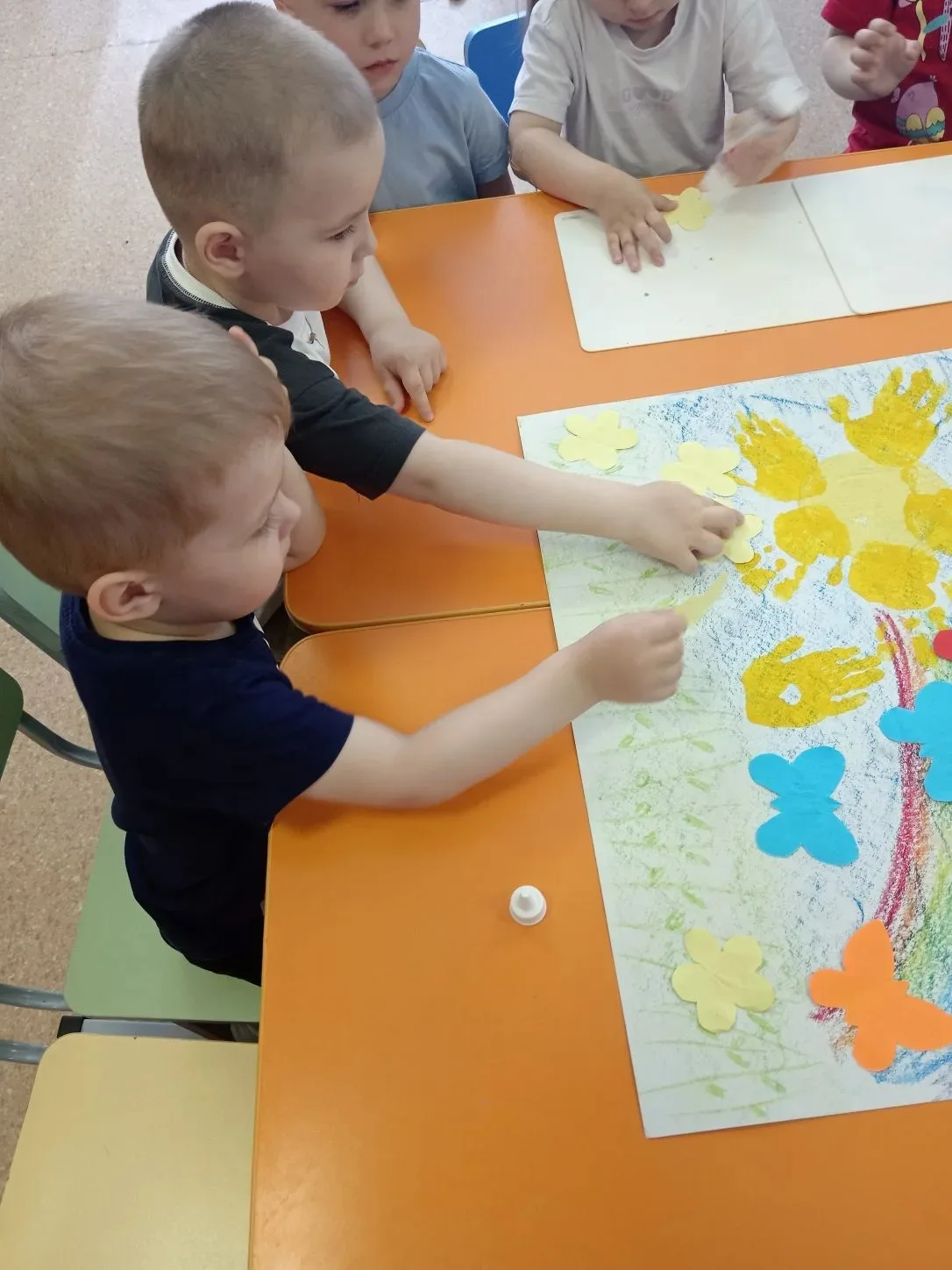 Группа "Сказка" перенесли летнее настроение в коллективную работу 🎨 Посмотрите, скольк...