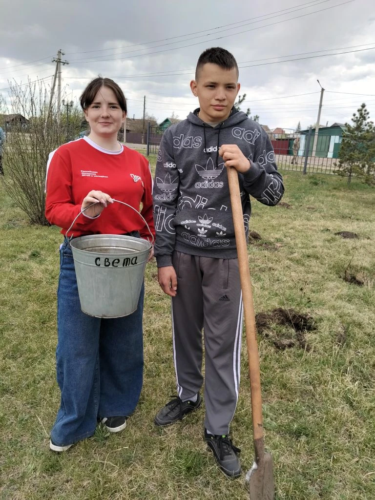 🌳 Акция "Сад памяти": волонтёры и ученики школы высадили сирень на мемориале