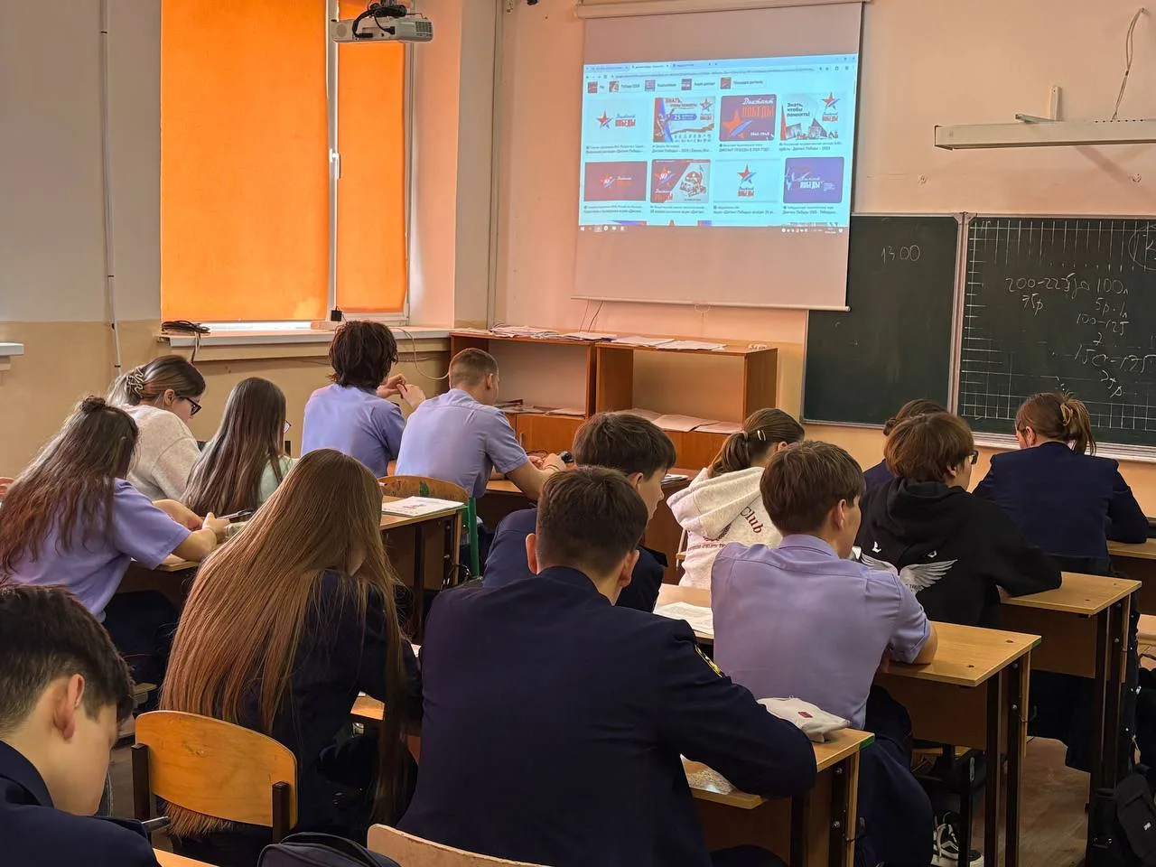 📚 В МБОУ "СШ №16 им. С.Иванова" прошла международная акция "Диктант Победы" для старших классов 🇷�
