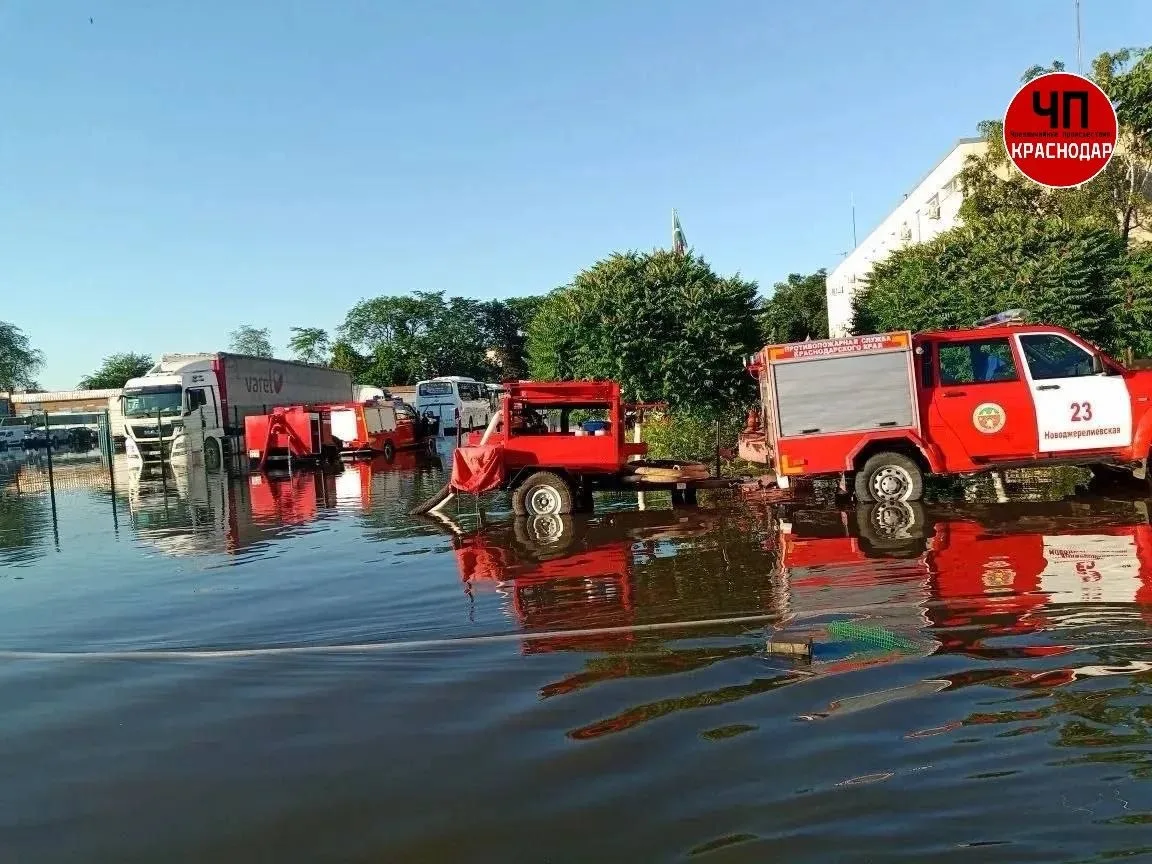 🌊 Краснодар захлебнулся в заявках на откачку воды

За три дня залповых ливней в ЕДДС Краснодара пос