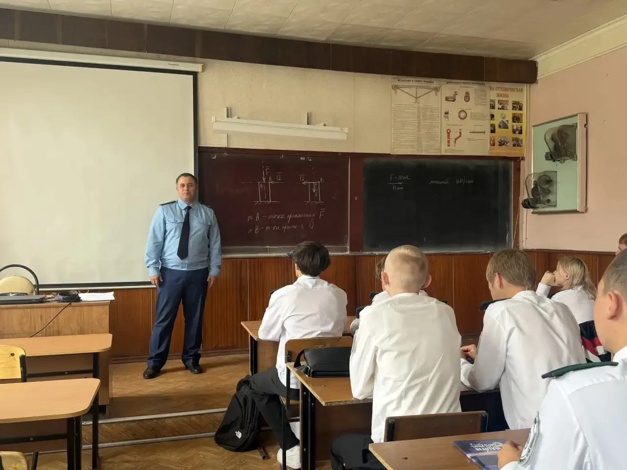 В рамках правового просвещения и. о. прокурора Кутьков Р.С. и  помощник  прокурора Бобр...